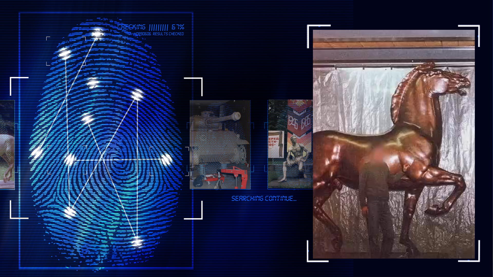 Ein bronzenes Pferd im Maßstab 1:1, rechter Vorderlauf angehoben, Plastikvohang im Hintergrund. Vor dem Pferd steht ein Mann. Sein Gesicht wurde im Bild technisch verfremdet. Links daneben: Lichtschematische Darstellung eines Fingerabdrucks.