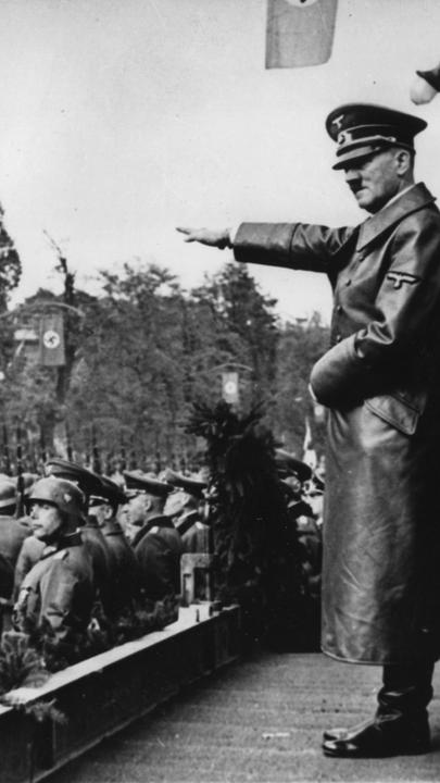 "Hitler privat: Der "Führer"": Adolf Hitler begrüßt deutsche Truppen in Österreich.