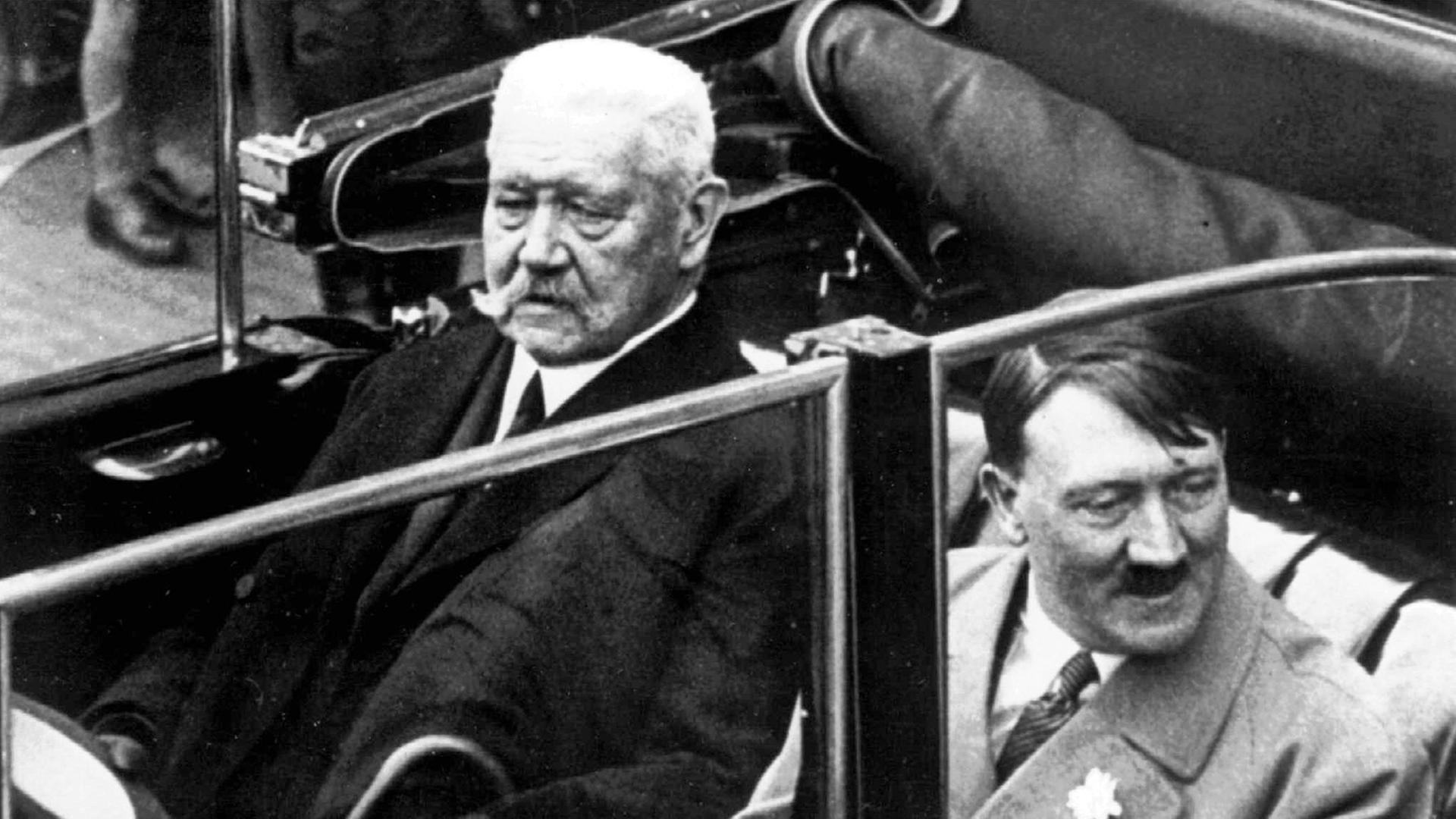 "Die Jahreschronik des Dritten Reichs (1) 1933 bis 1935: Gleichschaltung": Paul von Hindenburg und Adolf Hitler in einem Autokorso am 1. Mai 1933.