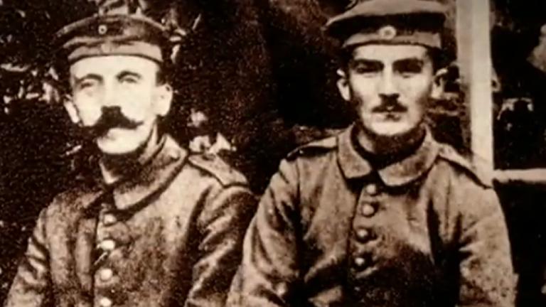 "Hitler und Ludendorff - Der Gefreite und der General: 1. An der Front": Schwarz-weiss Foto von Hitler und Ludendorff.