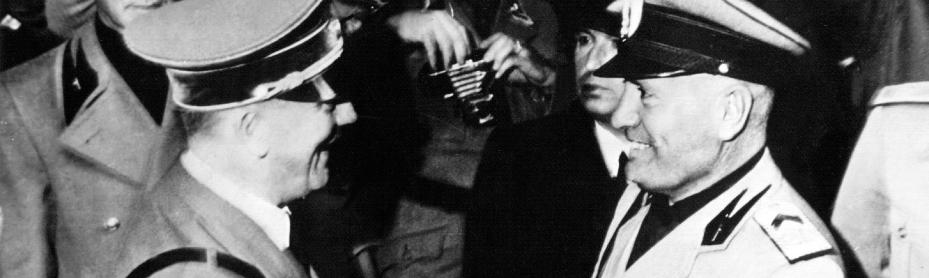 "Hitler und Mussolini: Eine brutale Freundschaft": Adolf Hitler (l) und der italienische Ministerpräsident und Duce Benito Mussolini begrüßen sich am Brenner mit einem Händedruck. (Archivfoto vom 04.10.1940)