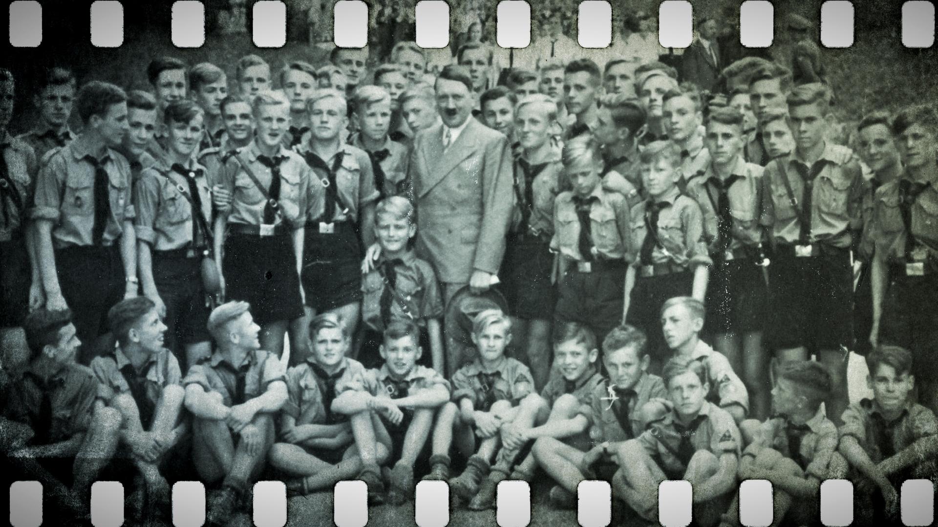 Hitler inmitten einer Gruppe von Jungen (Hitlerjugend)