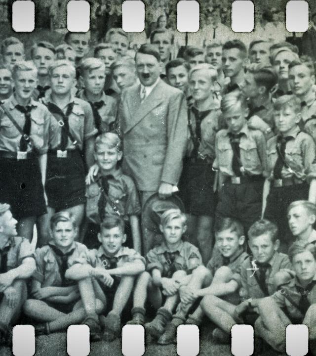 Hitler inmitten einer Gruppe von Jungen (Hitlerjugend)