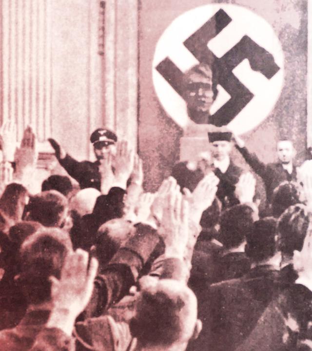 Der Richter Roland Freisler zeigt den Hitlergruß am Reichsgerichtshof, viele andere Menschen sind anwesend