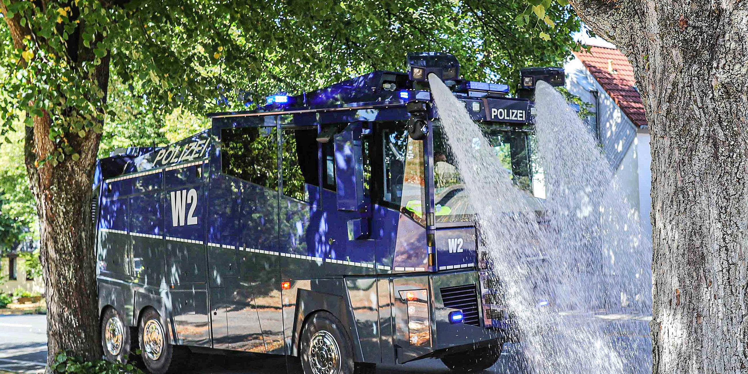 Ein Wasserwerfer der Polizei bewässert in Wuppertal Bäume, am 24.07.2019.