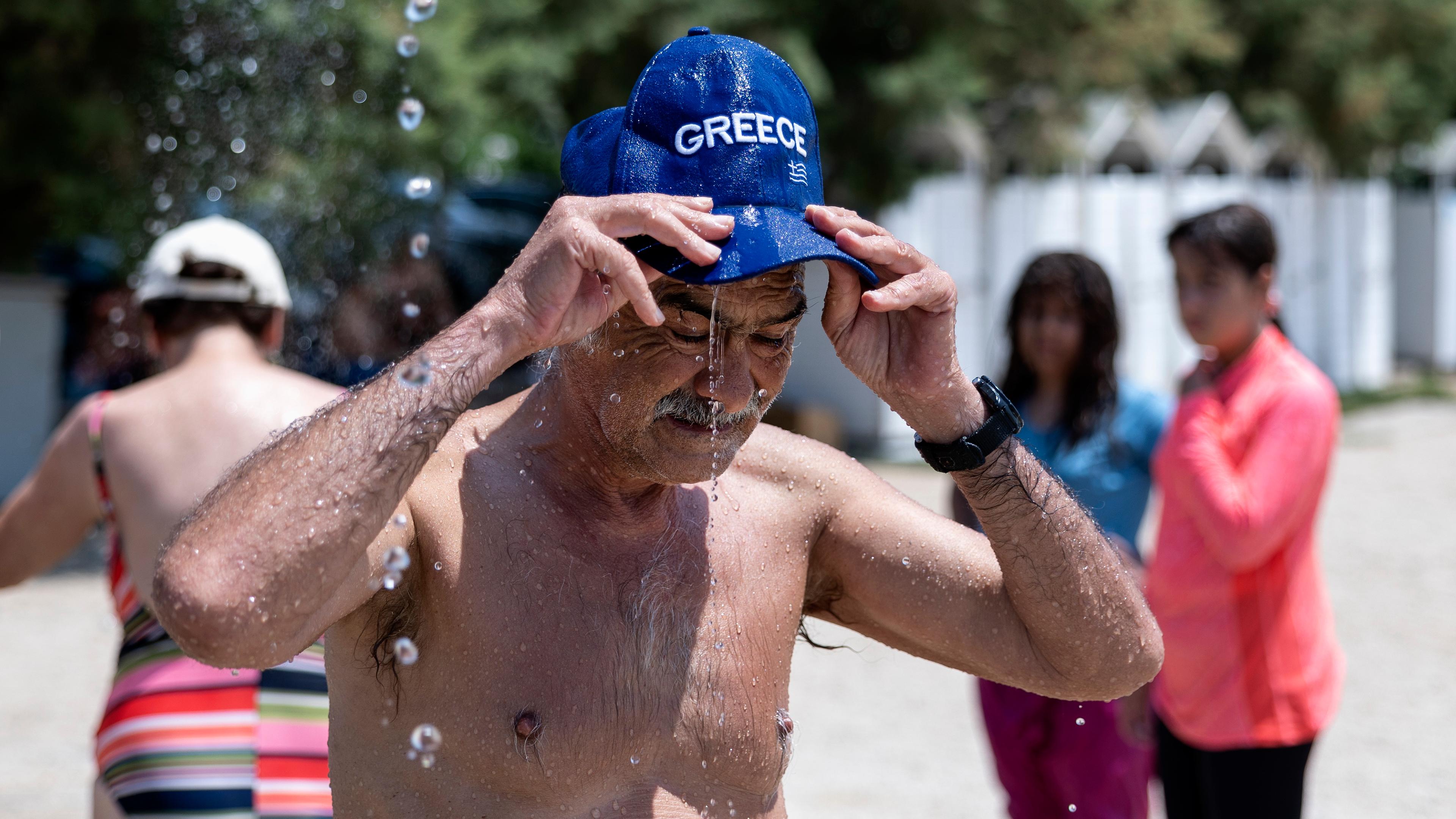 Mann kühlt sich ab wegen hoher Hitze in Griechenland, Athen