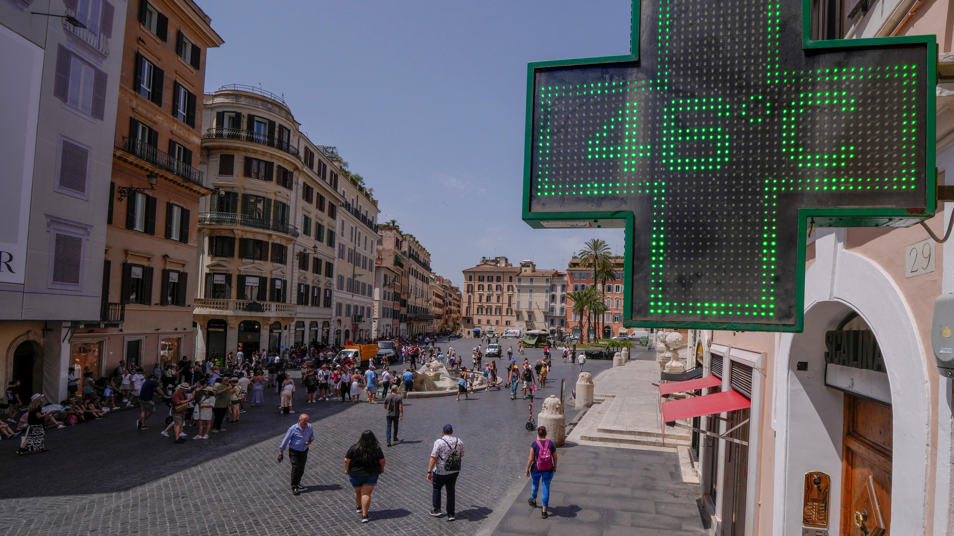 Italien, Rom: Die Anzeigetafel einer Apotheke zeigt eine Temperatur von 46 Grad in der Innenstadt von Rom an.