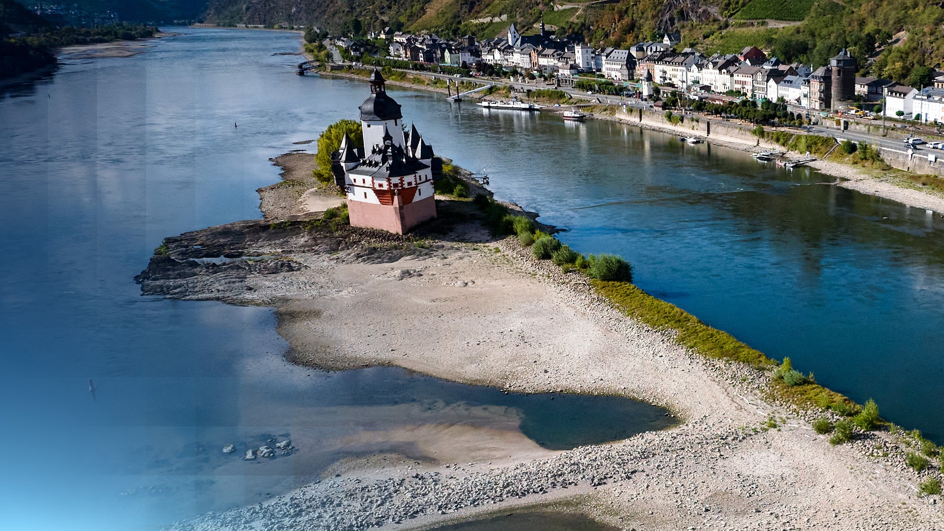 Kaub: Die Burg Pfalzgrafenstein im Rhein ist nur noch von wenig Wasser umgeben.