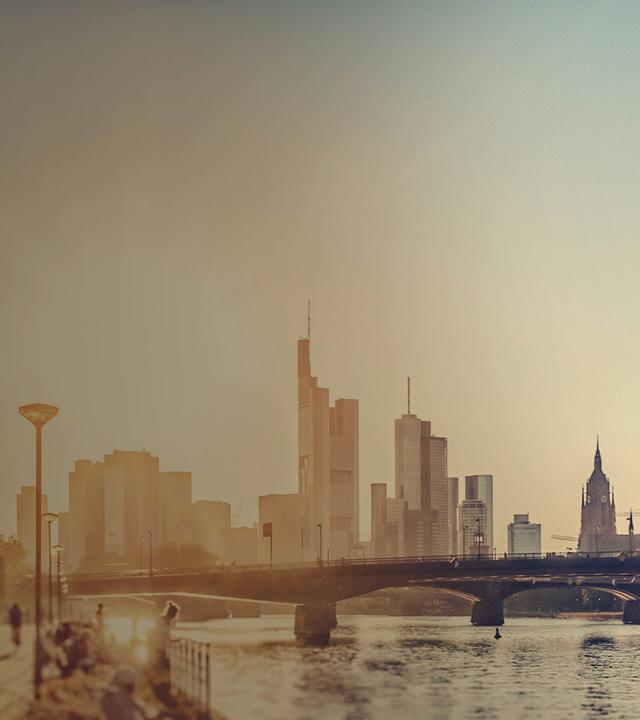 Das Mainufer in Frankfurt am Main bei Sonnenschein. 