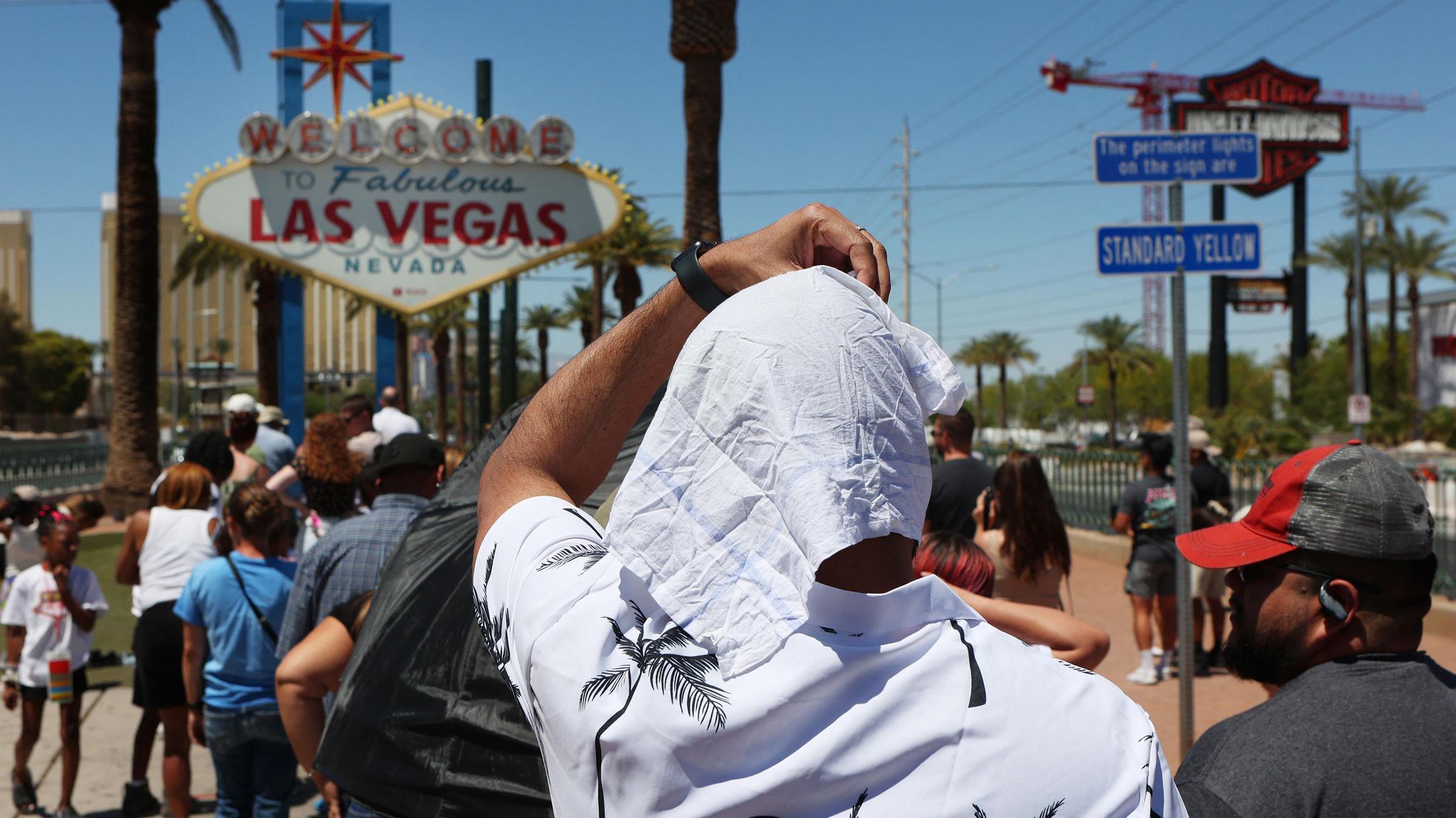 Tourist schützt sich vor der Sonne in Las Vegas