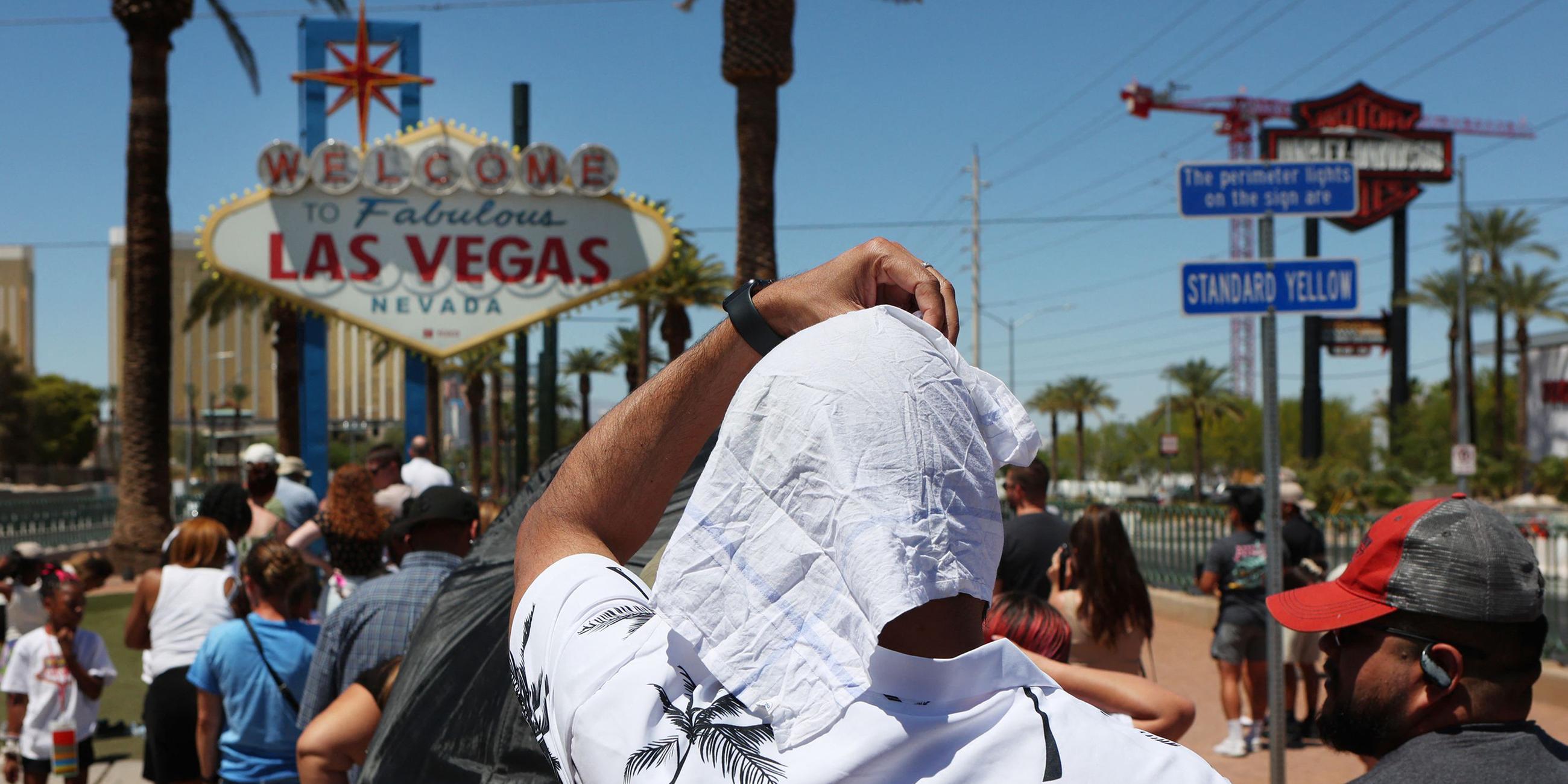 Tourist schützt sich vor der Sonne in Las Vegas