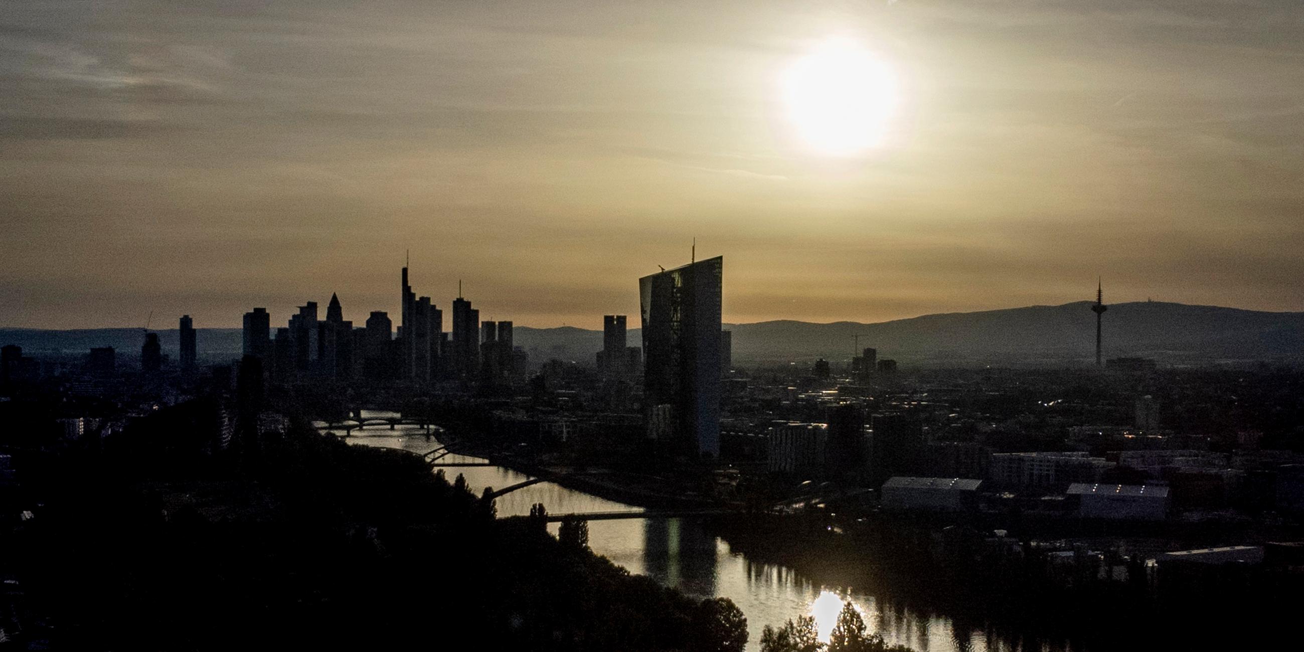 Sonnenaufgang über dem Bankenviertel in Frankfurt am Main