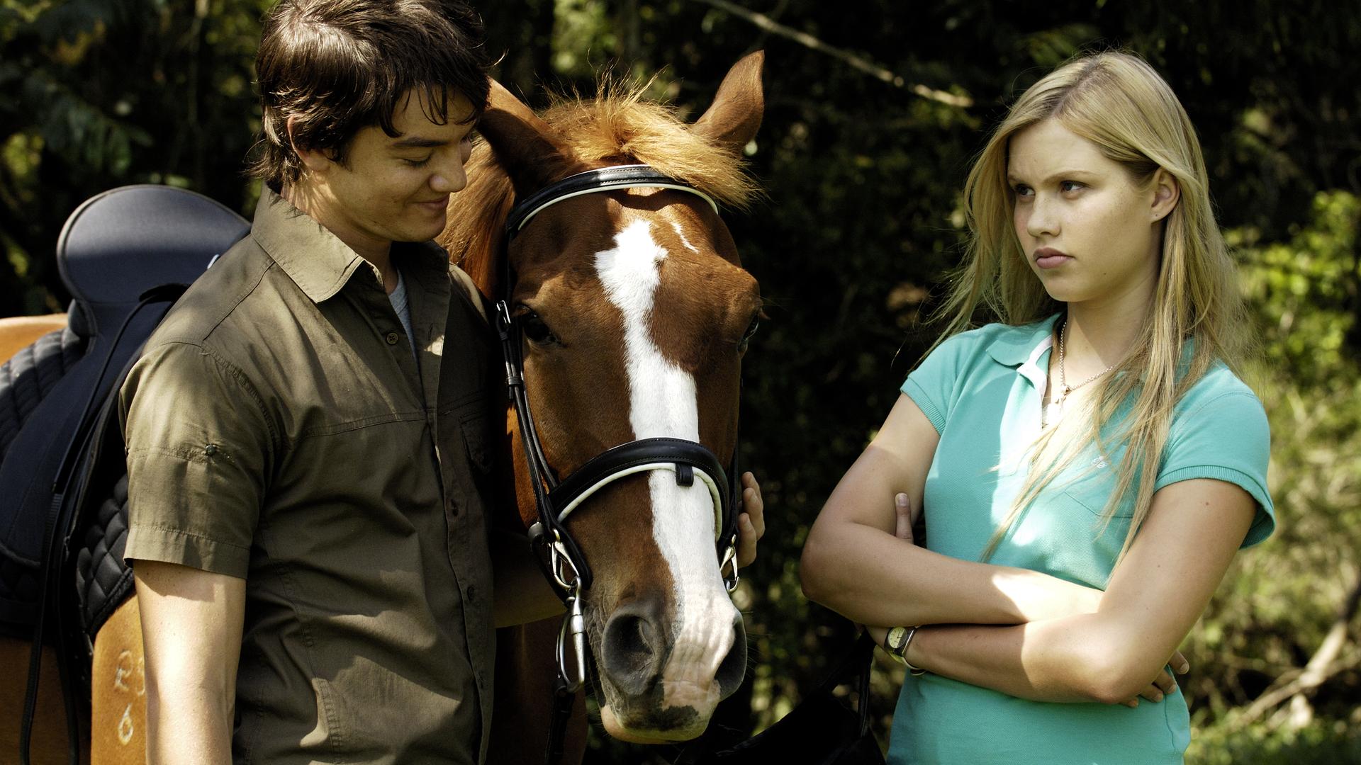Emma unterhält sich mit Ash, dem Reitlehrer von Elliot.