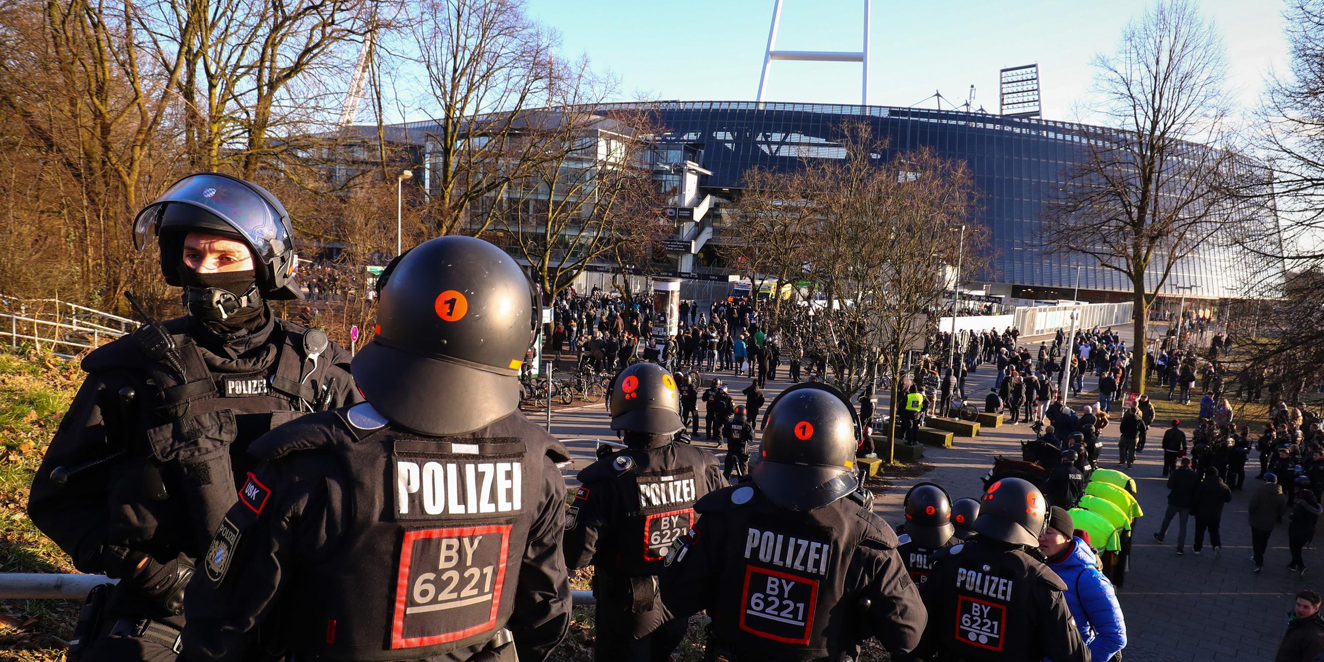 Polizeikräfte vor dem Bremer Weserstadion bei einem Hochsicherheitsspiel gegen den Hamburger SV.