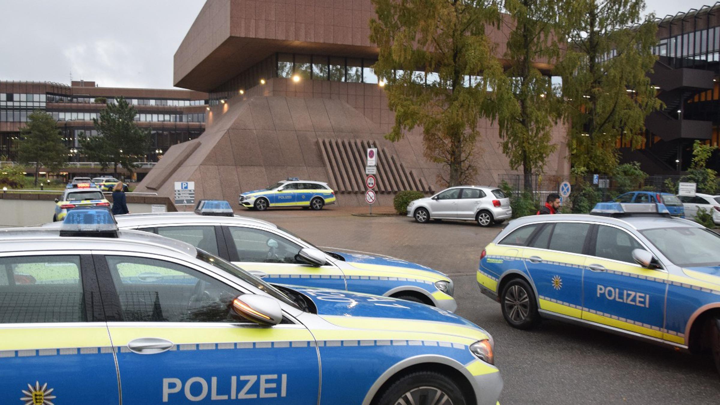 Mehrere Einsatzfahrzeuge der Polizei stehen am 27.10.2023 auf dem Gelände der Hochschule der Bundesagentur für Arbeit in Mannheim.