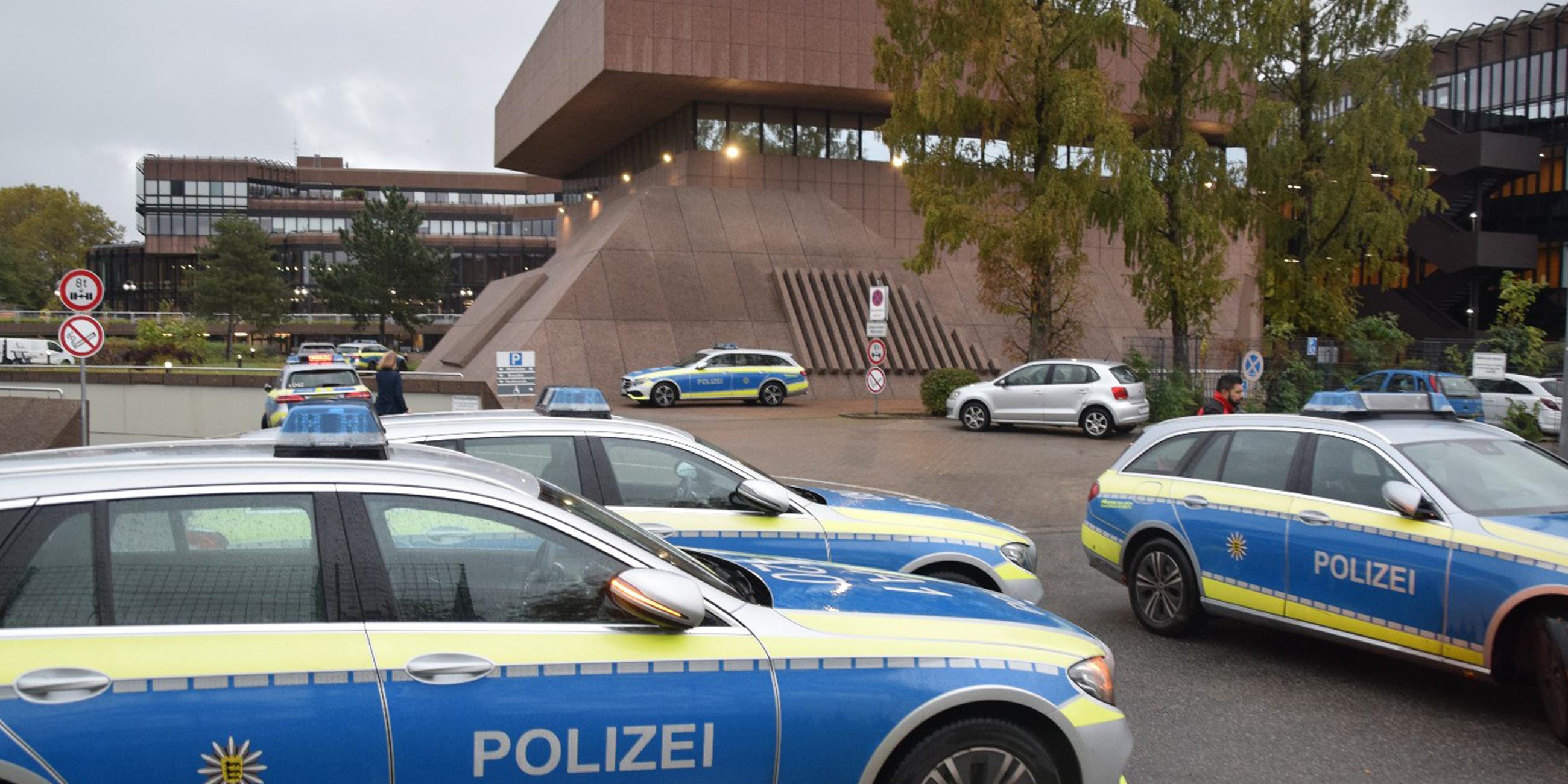 Mehrere Einsatzfahrzeuge der Polizei stehen am 27.10.2023 auf dem Gelände der Hochschule der Bundesagentur für Arbeit in Mannheim.