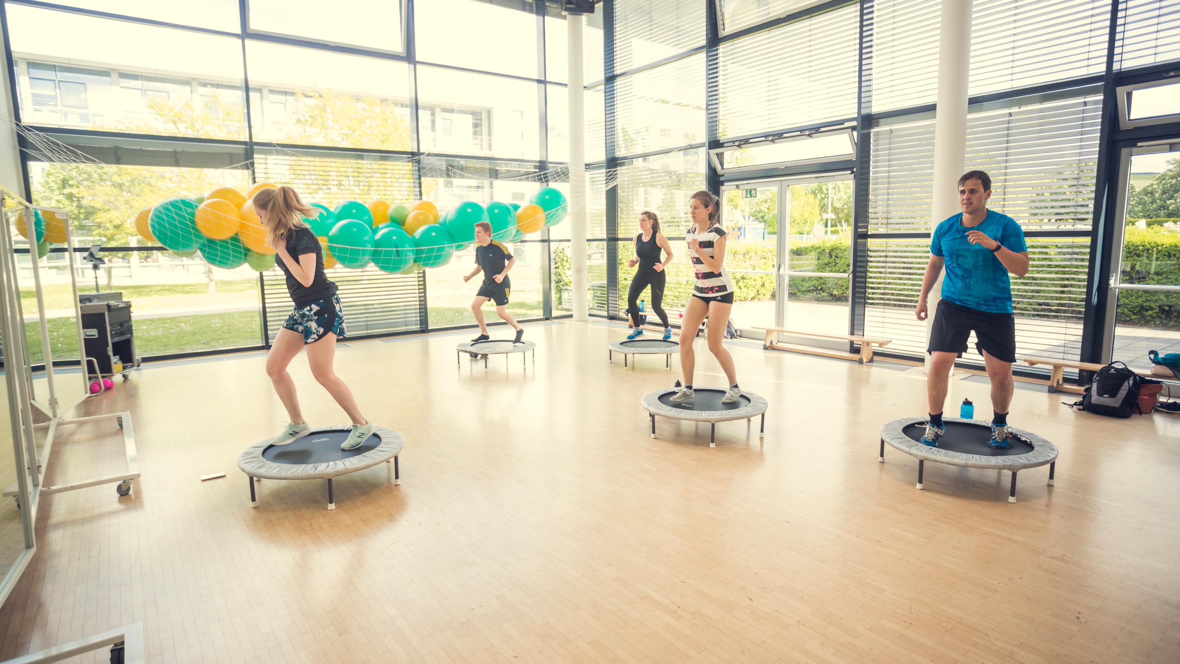Studierende machen Hochschulsport in der Halle im Gesundheitszentrum der Hochschule Magdeburg-Stendal.