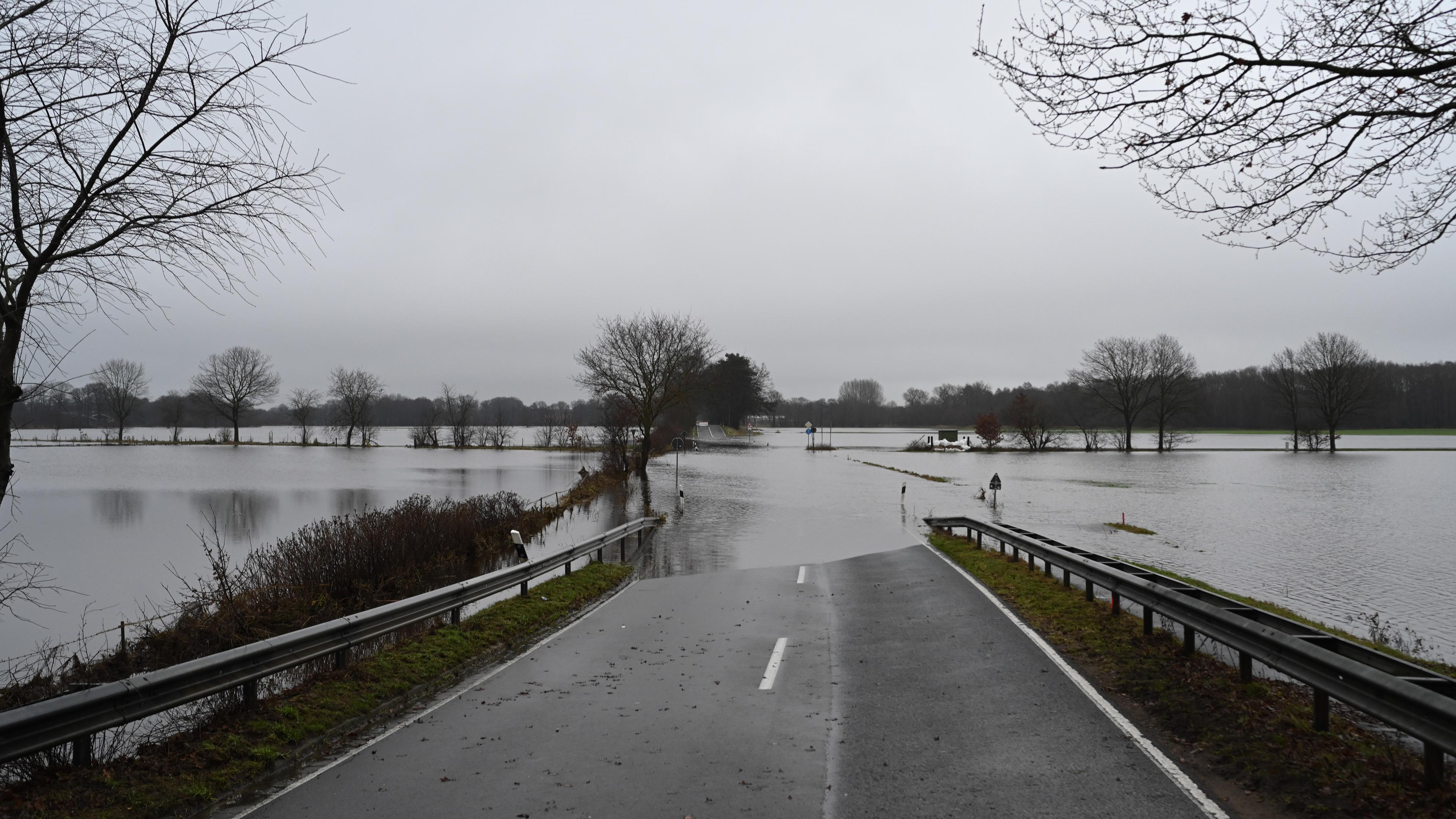 Blick auf das Hochwassergebiet, nachdem der Fluss Ems über die Ufer getreten ist steht das Wasser auf vielen flachen im Landkreis Emsland.