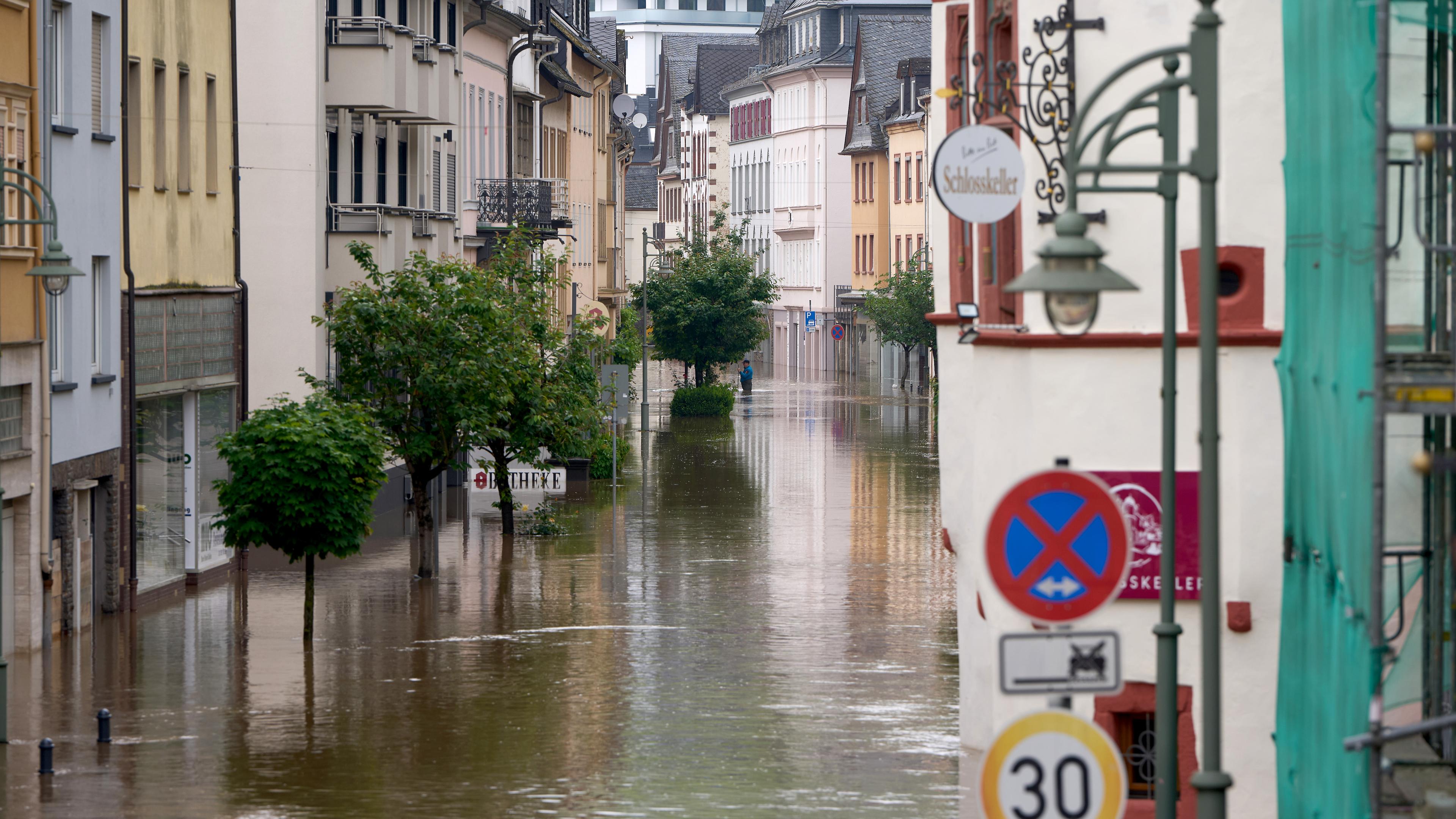Rheinland-Pfalz, Zell: Große Teile der Altstadt stehen unter Wasser, nachdem über Nacht die Mosel über die Kante der Hochwasserschutzmauer gestiegen ist