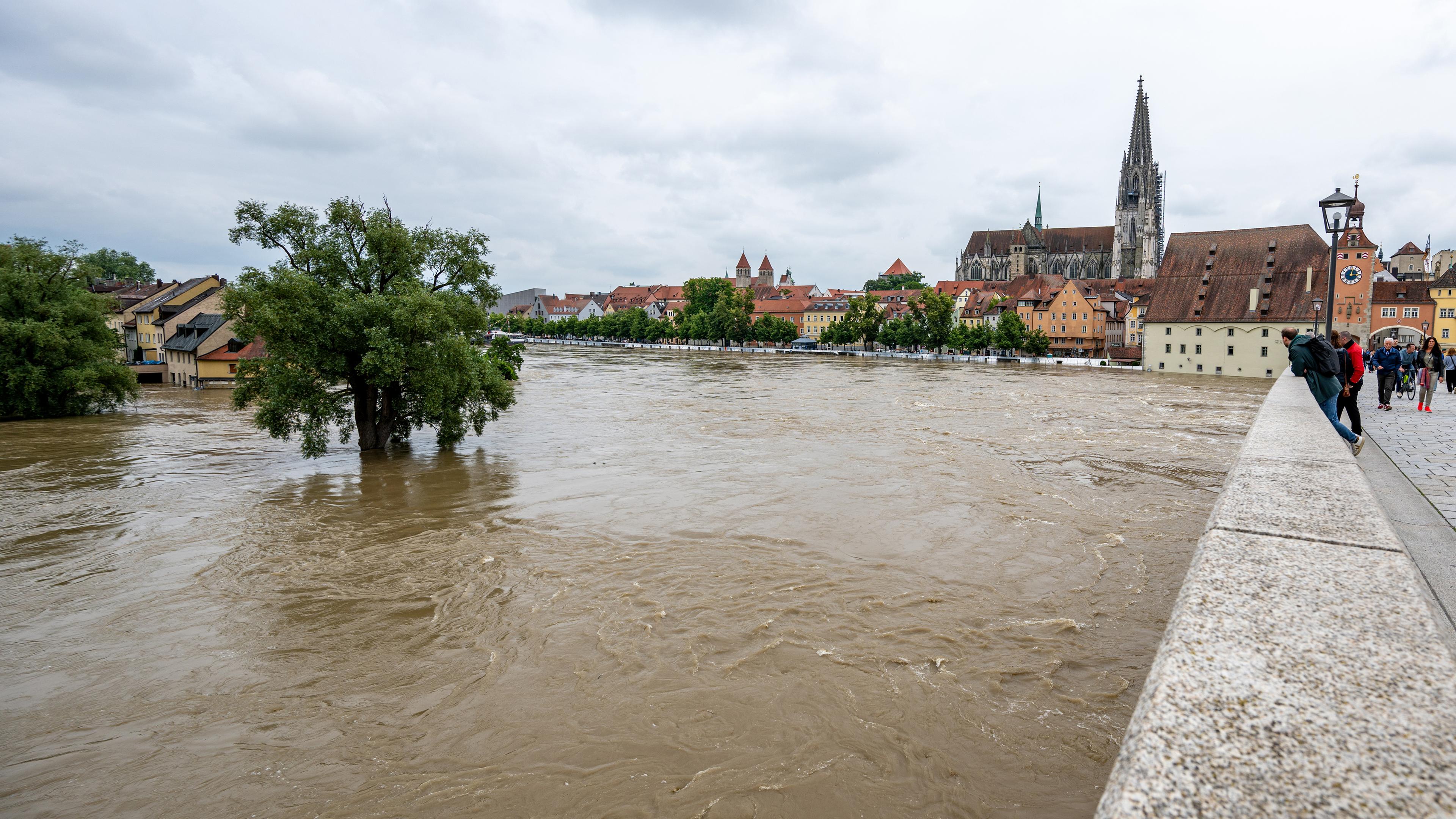 Bayern, Regensburg: Die Donau führt an der Steinernen Brücke Hochwasser. 