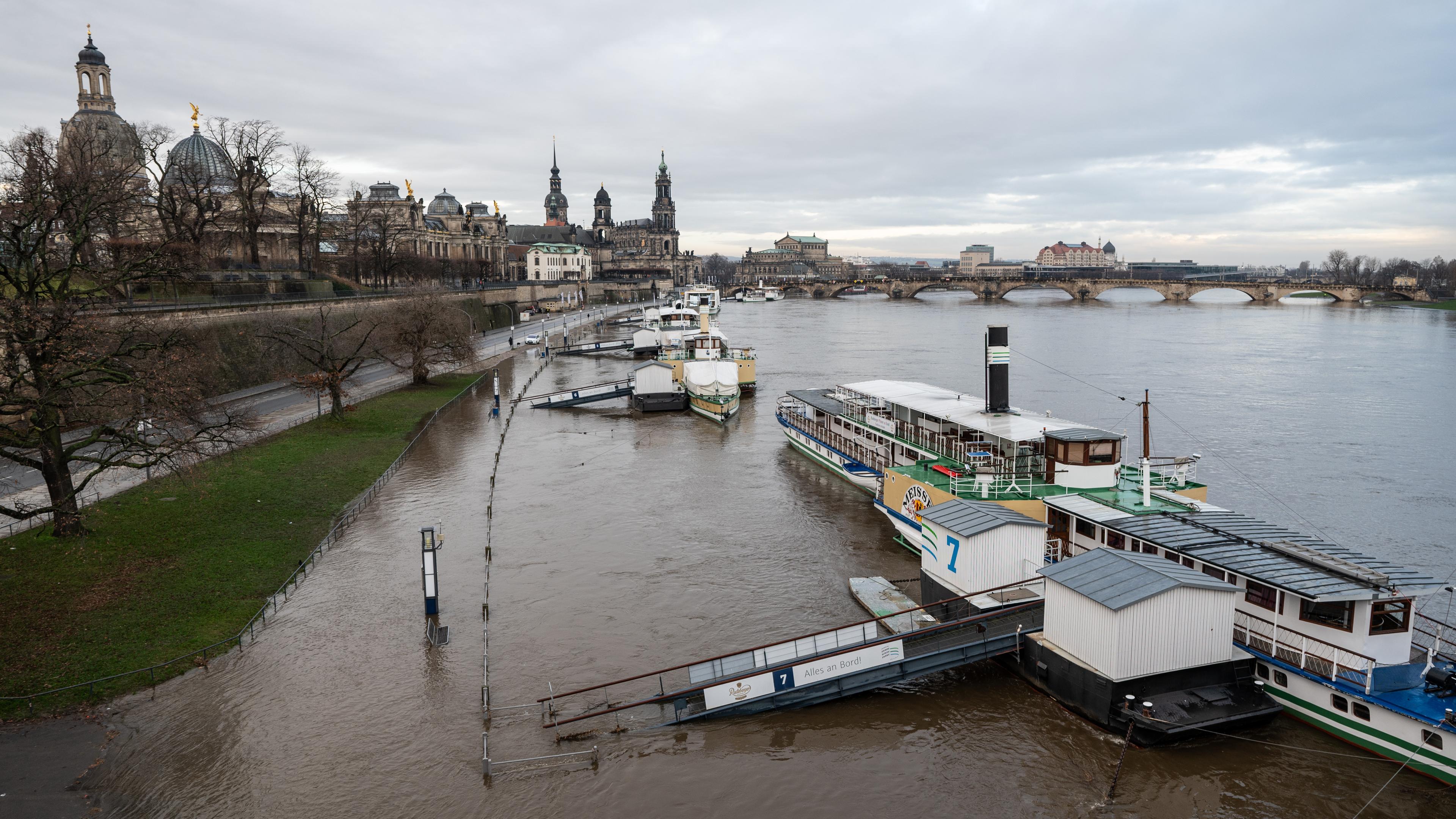 05.01.2024, Sachsen, Dresden: Das Terrassenufer in der Altstadt ist teilweise vom Hochwasser der Elbe überflutet und derzeit für den Verkehr gesperrt.