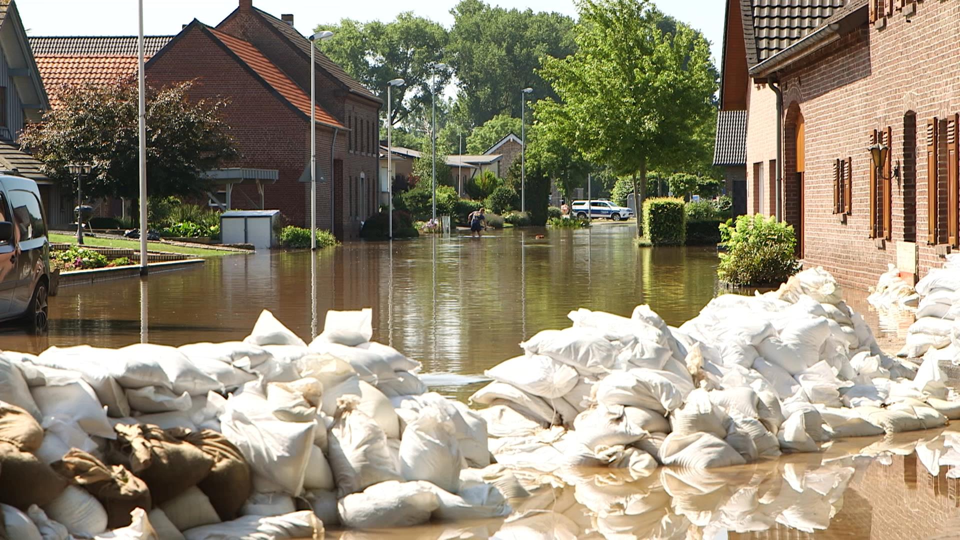 Sandsäcke gegen Wassermassen in einem Ort 