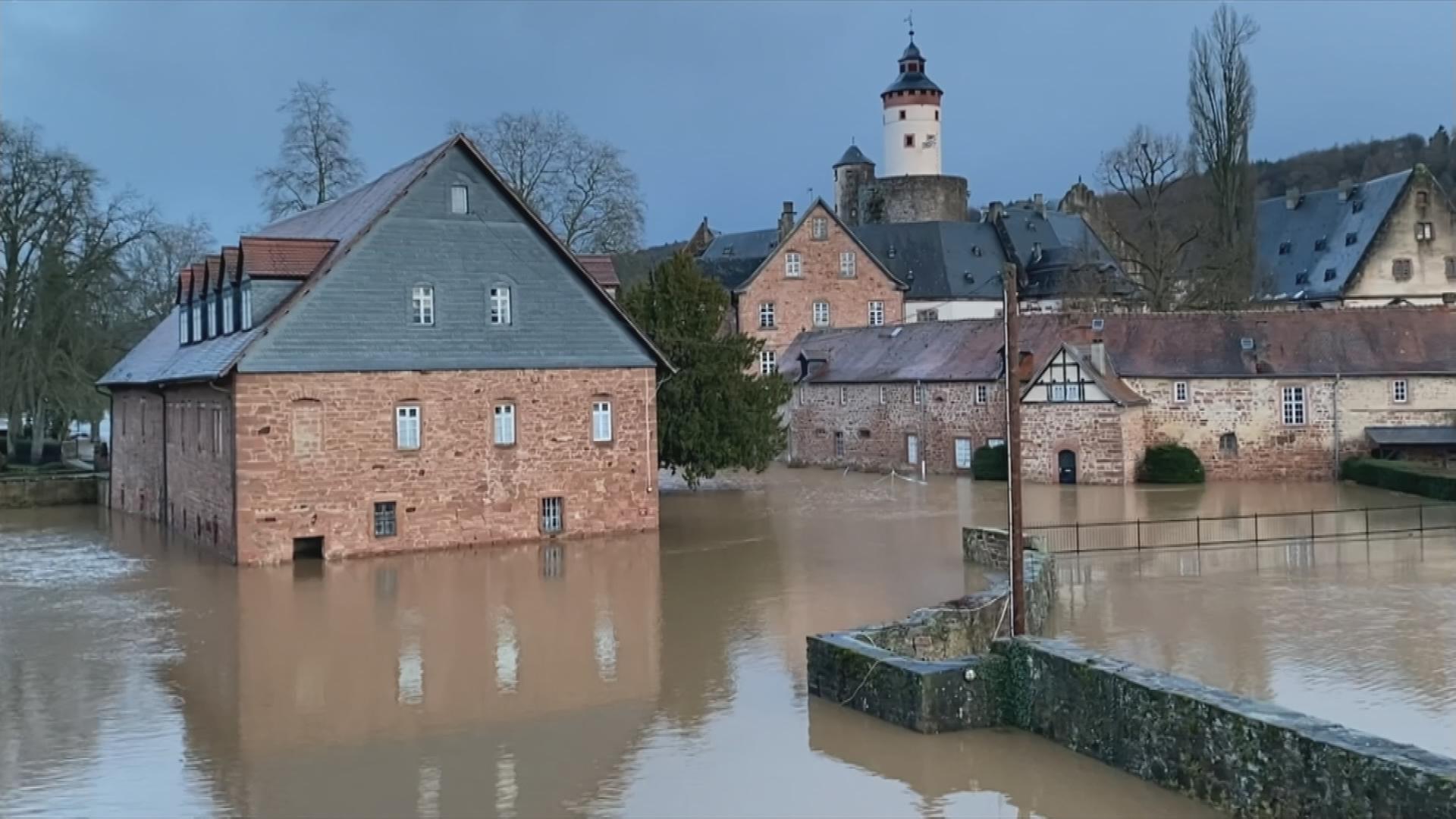 Auf dem Bild ist Hochwasser in einer Altstadt zu sehen