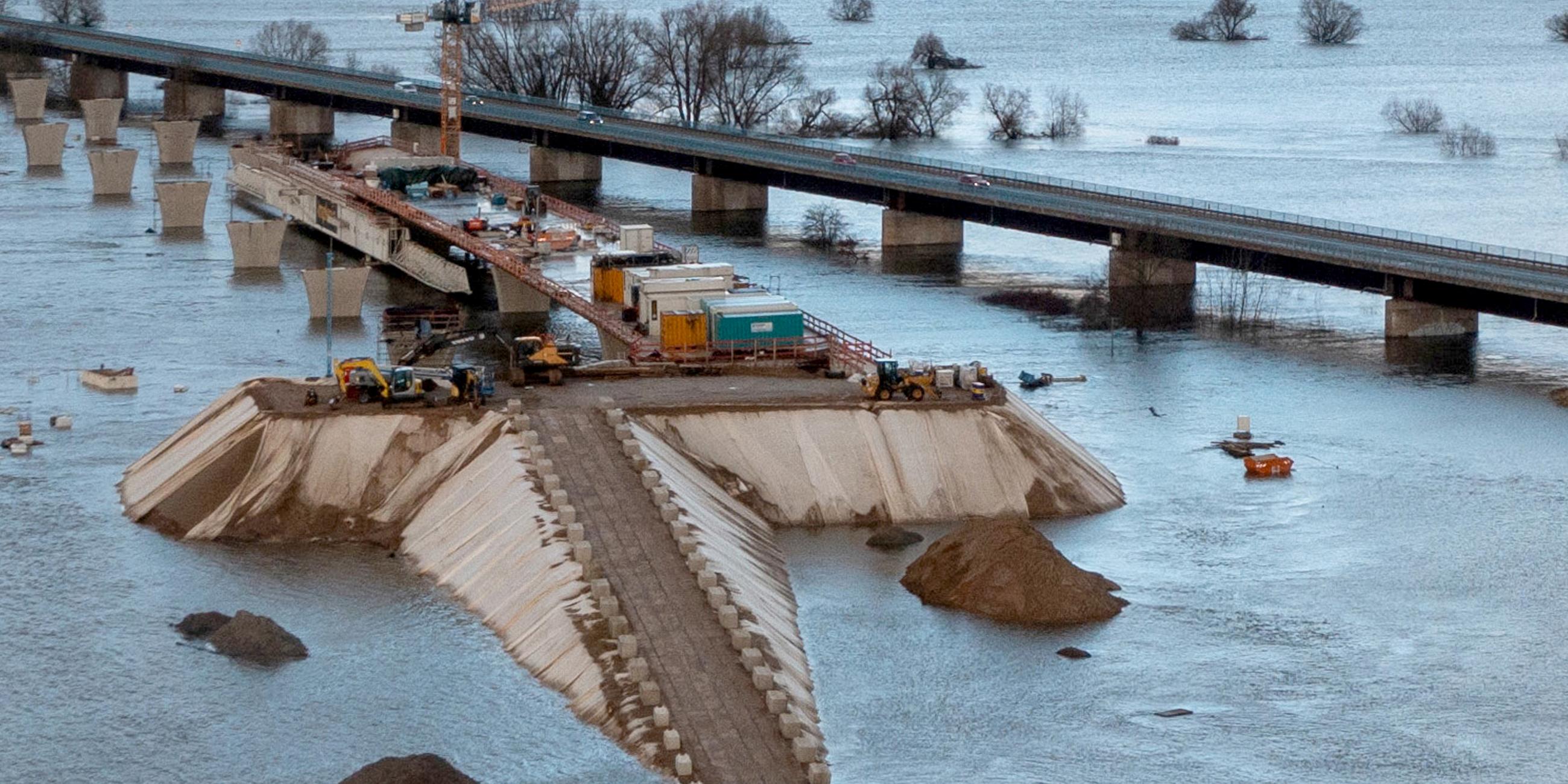  Das Elbehochwasser hat die Baustelle der A14-Brücke überflutet (Aufnahme mit einer Drohne).