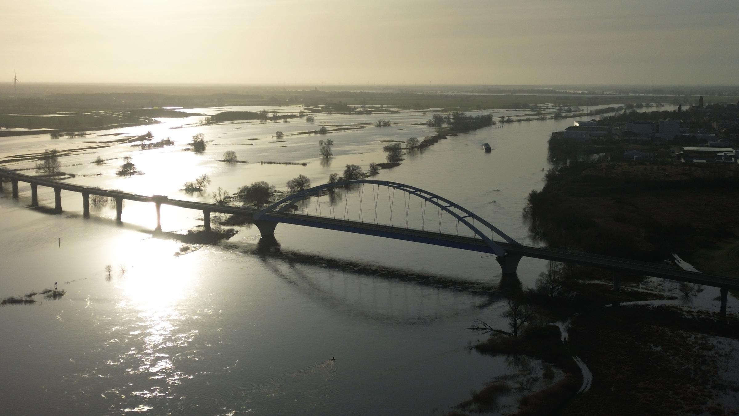 Weite Flächen, in Sachsen-Anhalt bei Tangermünde, neben dem Lauf der Elbe sind überflutet.