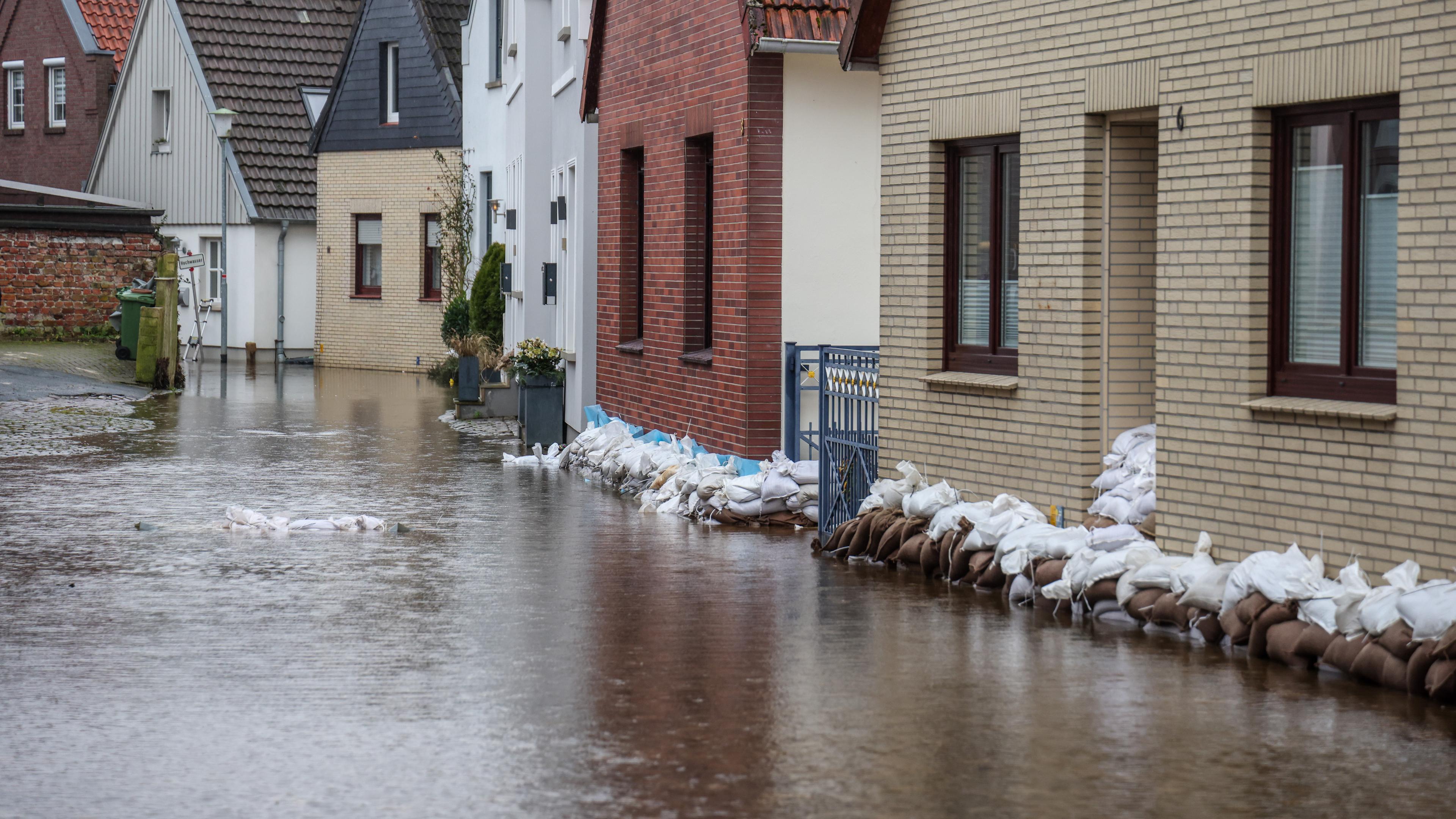 Niedersachsen, Verden: Das Hochwasser der Aller steht noch in einer Straße in der Altstadt von Verden. 