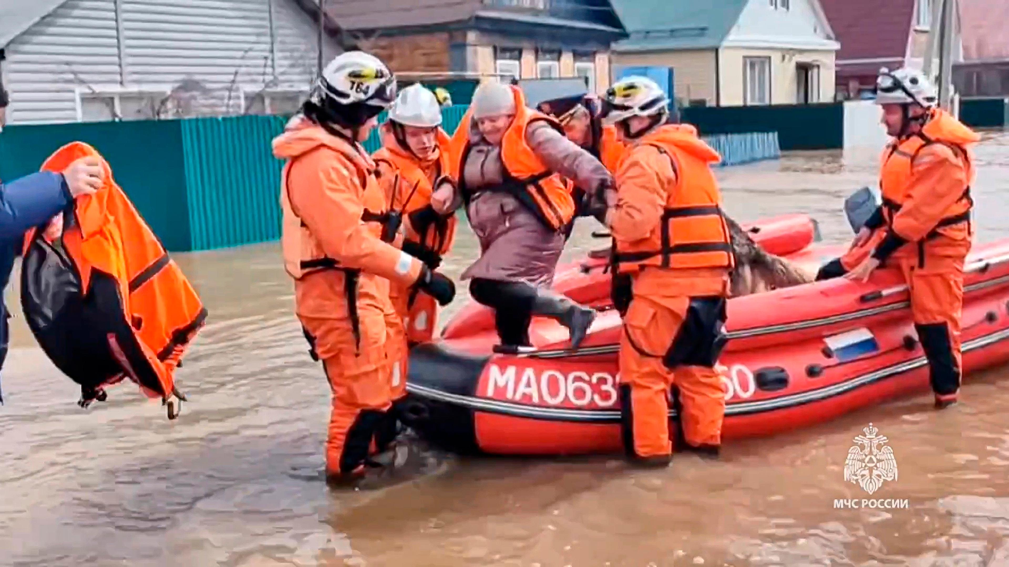Rettungsboot in russischem Hochwassergebiet