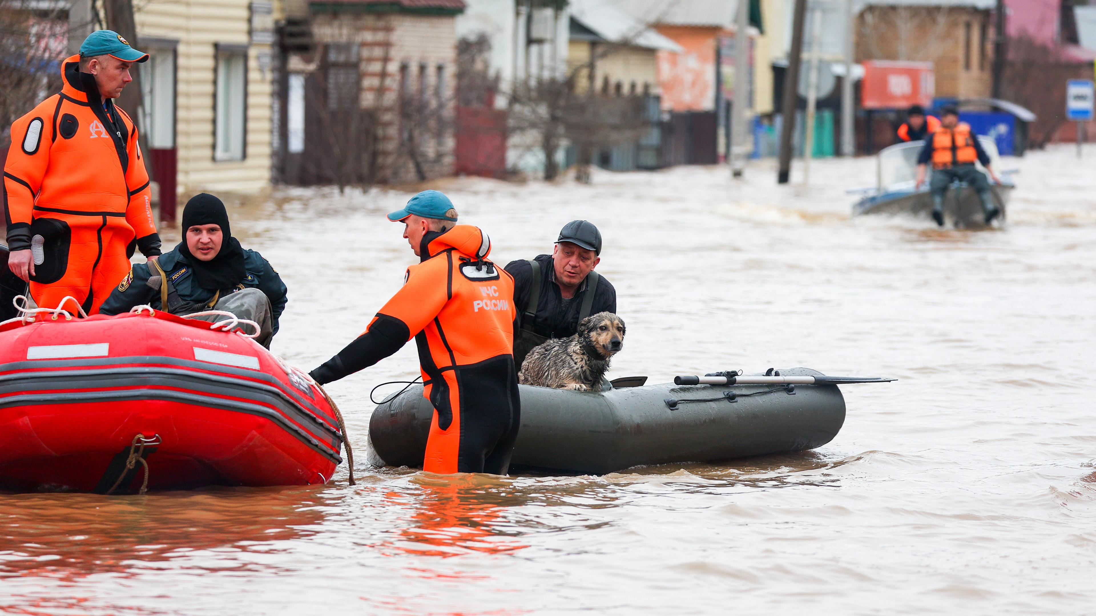 Rettungsboot in russischem Überschwemmungsgebiet