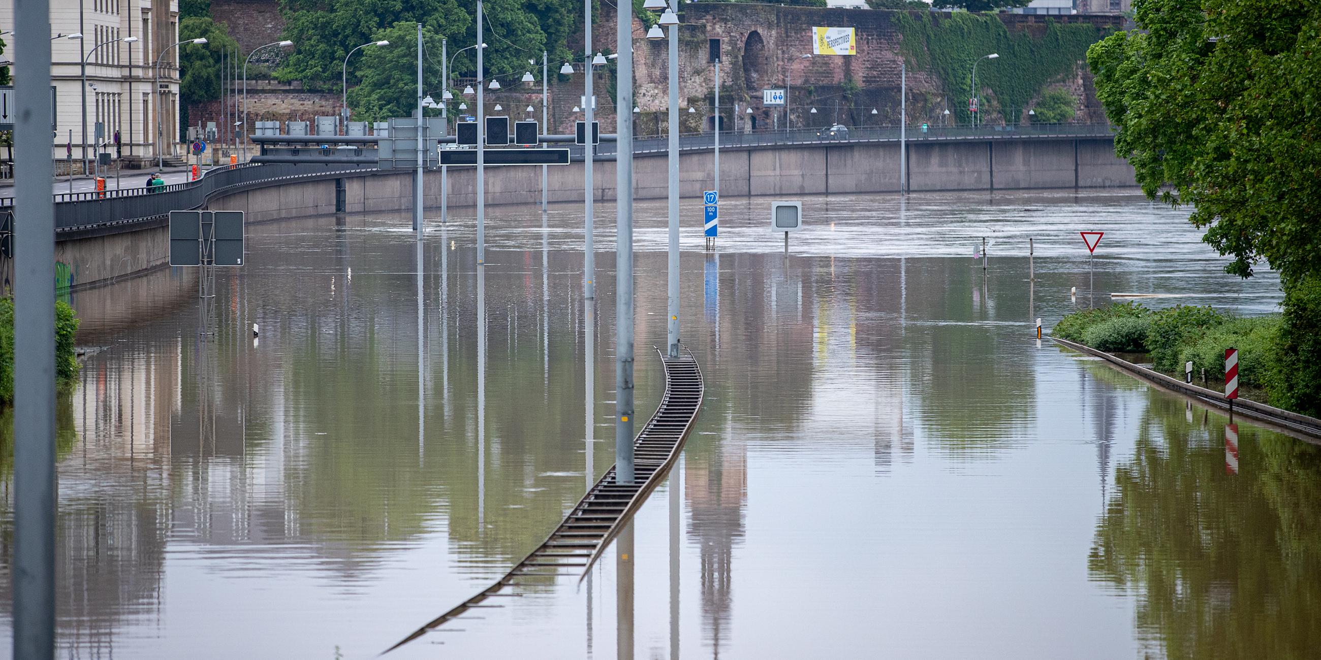 Die Stadtautobahn A620 im Saarland steht unter Wasser.