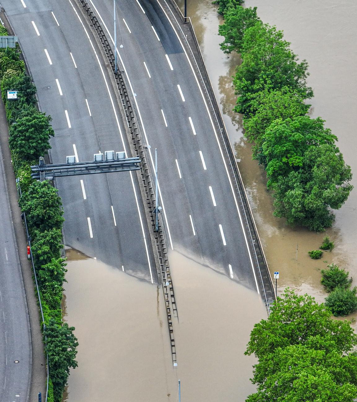 Die Autobahnauffahrt zur A620 in Saarbrücken ist überschwemmt.