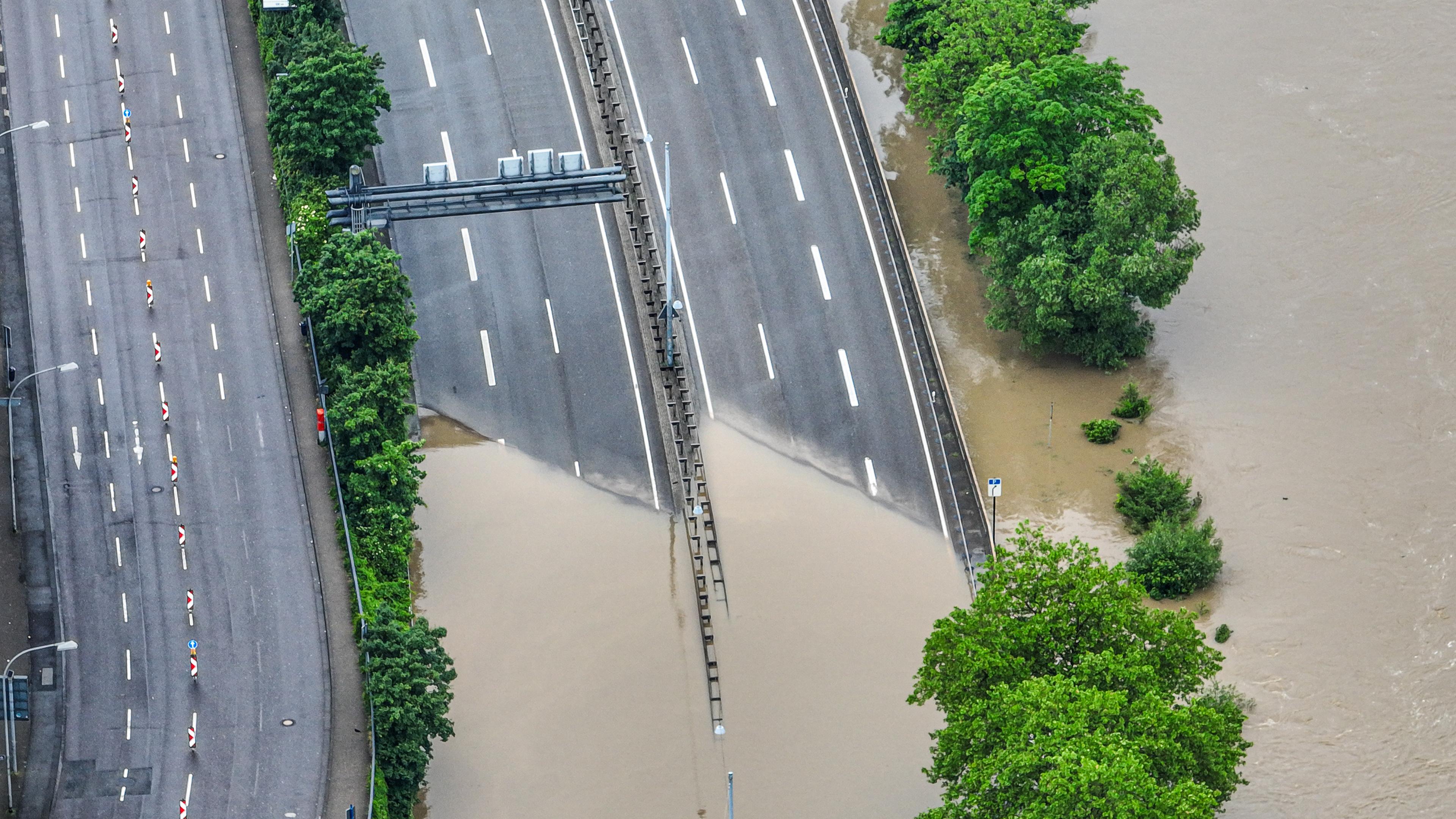 Die Autobahnauffahrt zur A620 in Saarbrücken ist überschwemmt.