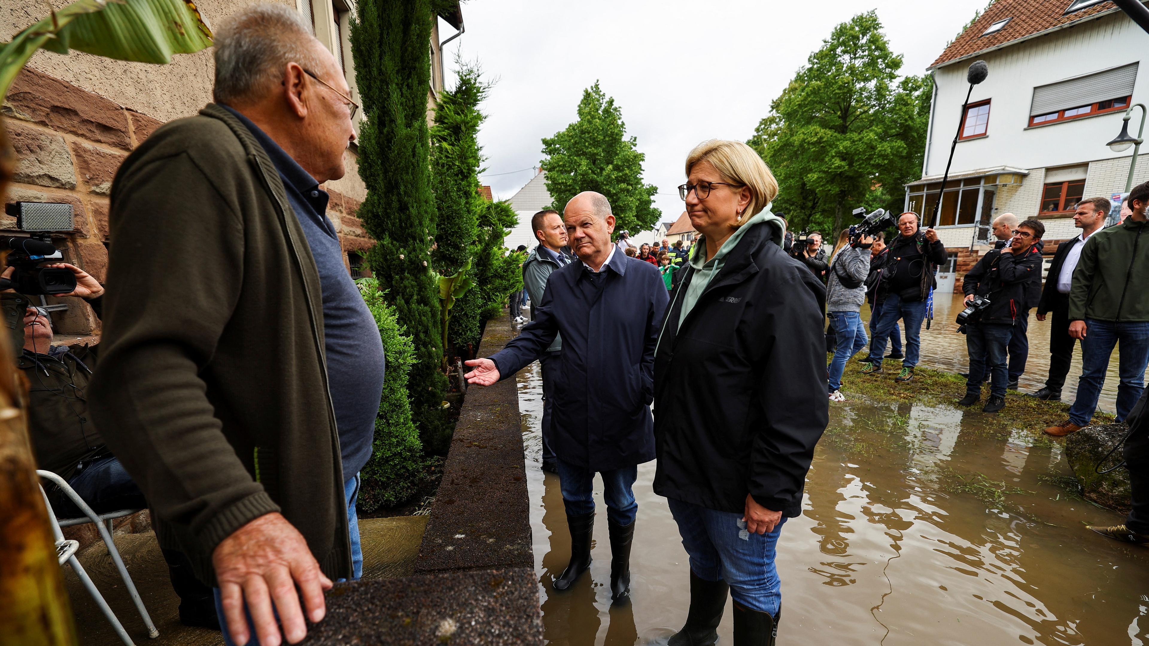 Bundeskanzler Olaf Scholz und die saarländische Ministerpräsidentin Anke Rehlinger besuchen am 18. Mai 2024 in Kleinblittersdorf bei Saarbrücken ein überschwemmtes Gebiet