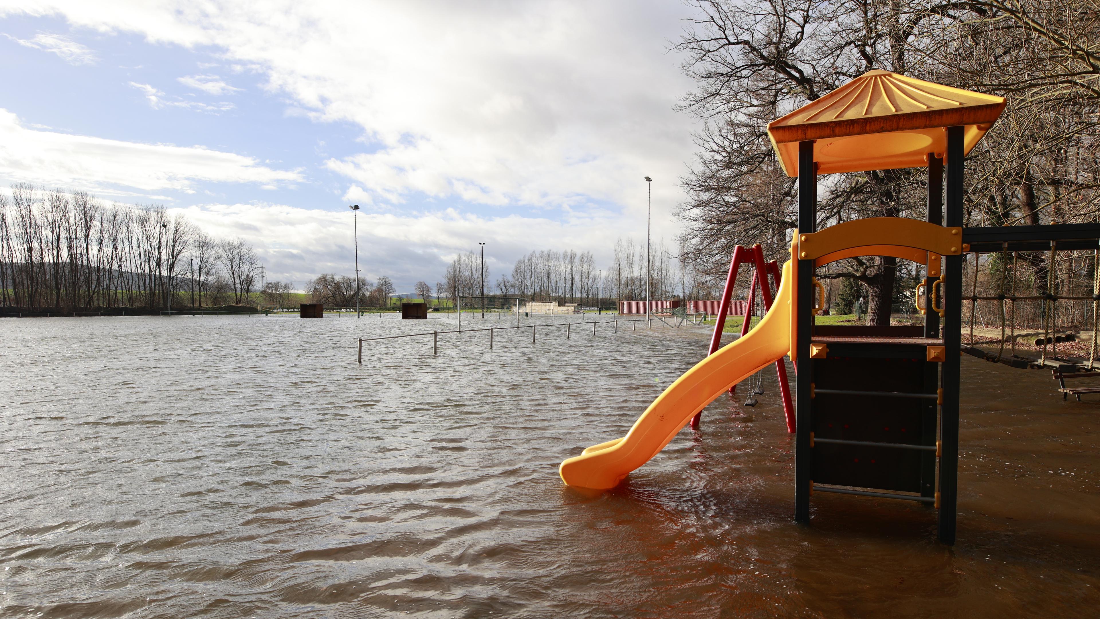 Sachsen-Anhalt, Kelbra: Wasser steht auf einem Sportplatz in der Ortschaft Roßla. Die Hochwasserlage ist weiterhin kritisch.