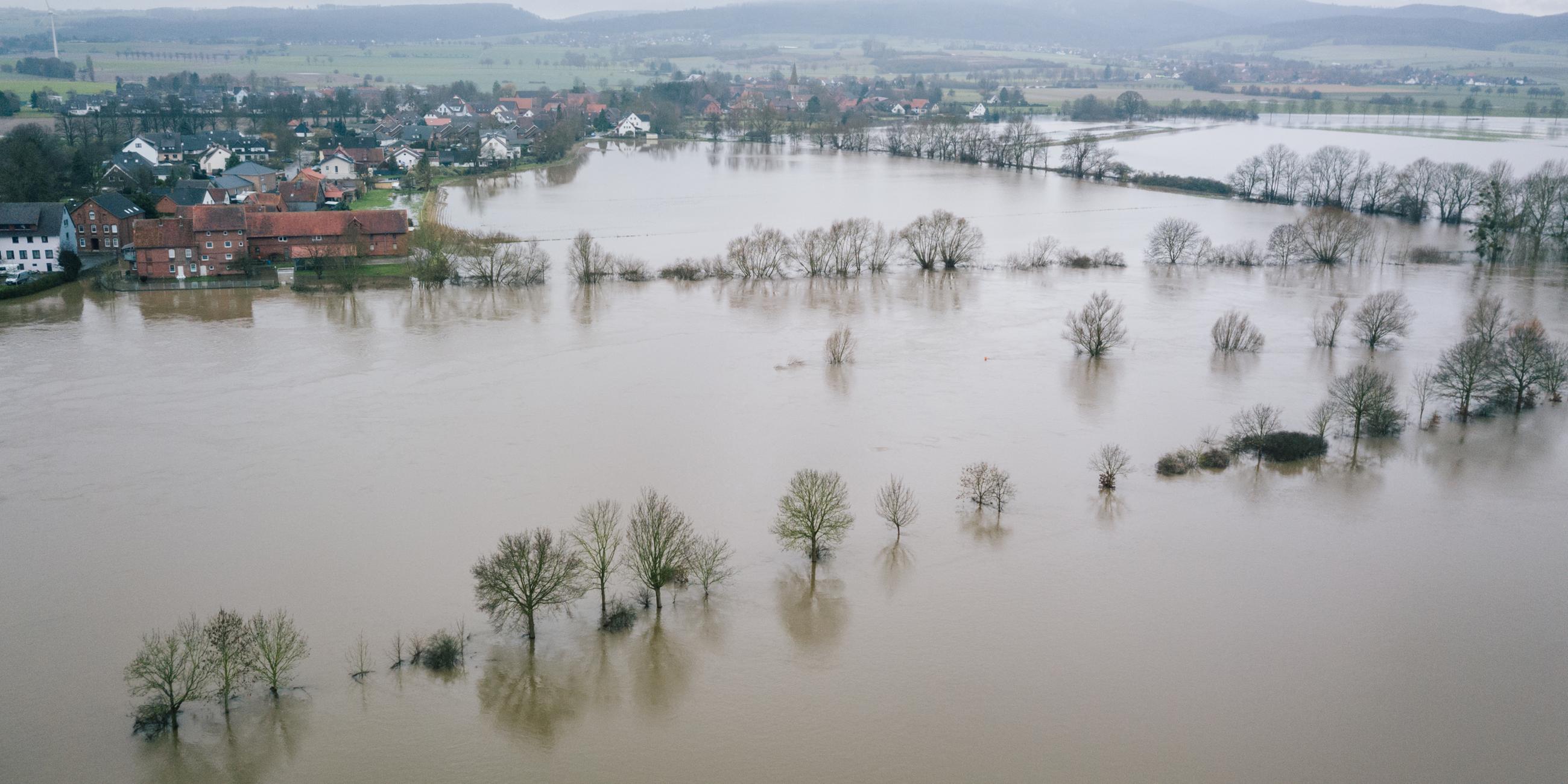 27.12.2023, Niedersachsen, Fuhlen: Wiesen und Felder werden vom Hochwasser der Weser überflutet.