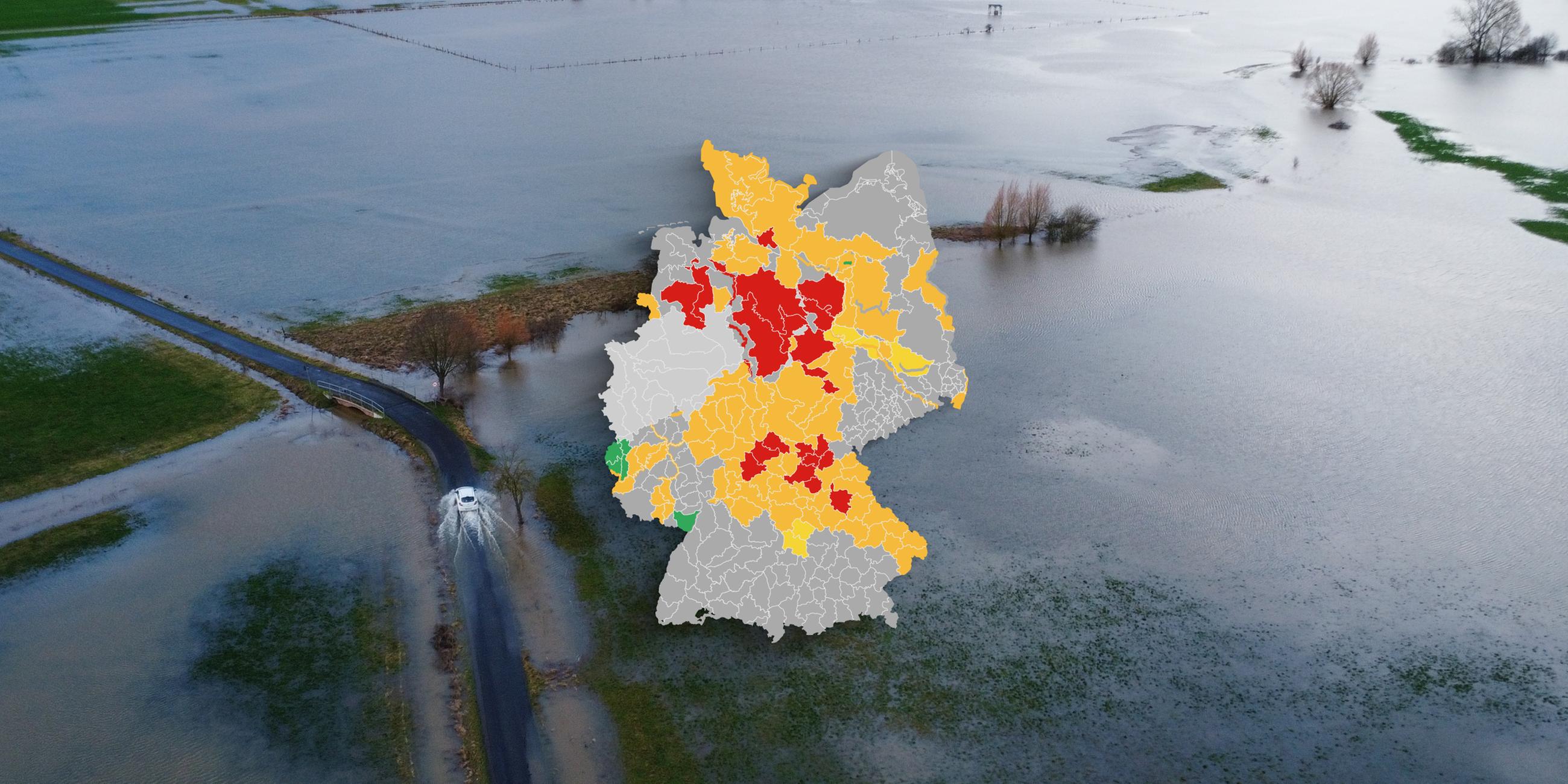 Die Montage zeigt eine Deutschland-Karte, auf der verschiedene Hochwasser-Warnstufen zu sehen sind. Im Hintergrund ist ein überflutetes Feld in Deutschland zu sehen.