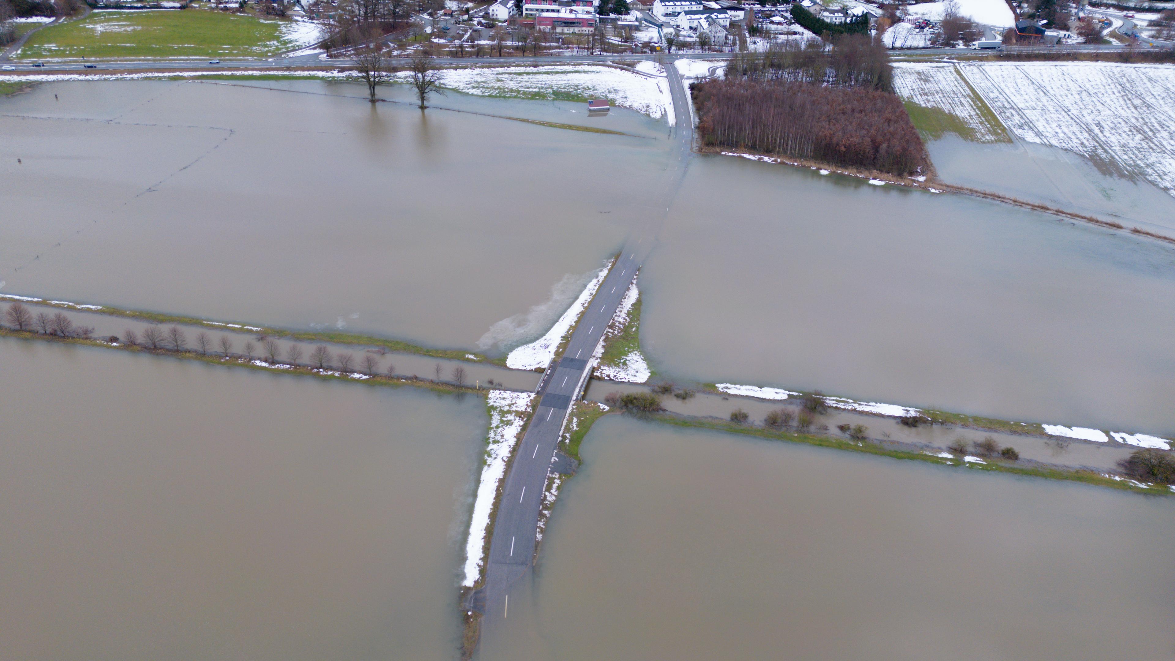 Bayern, Vilsbiburg: Eine Straße zwischen Achldorf und Gaindorf ist vom Hochwasser der Großen Vils überflutet.