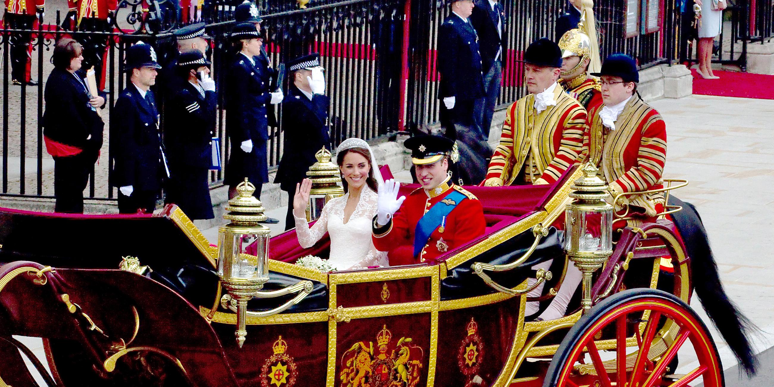 Prinz William und Kate fahren am 29. April 2011 nach ihrer Hochzeit in der State-Landau-Kutsche von der Westminster Abtei zum Buckingham Palast.