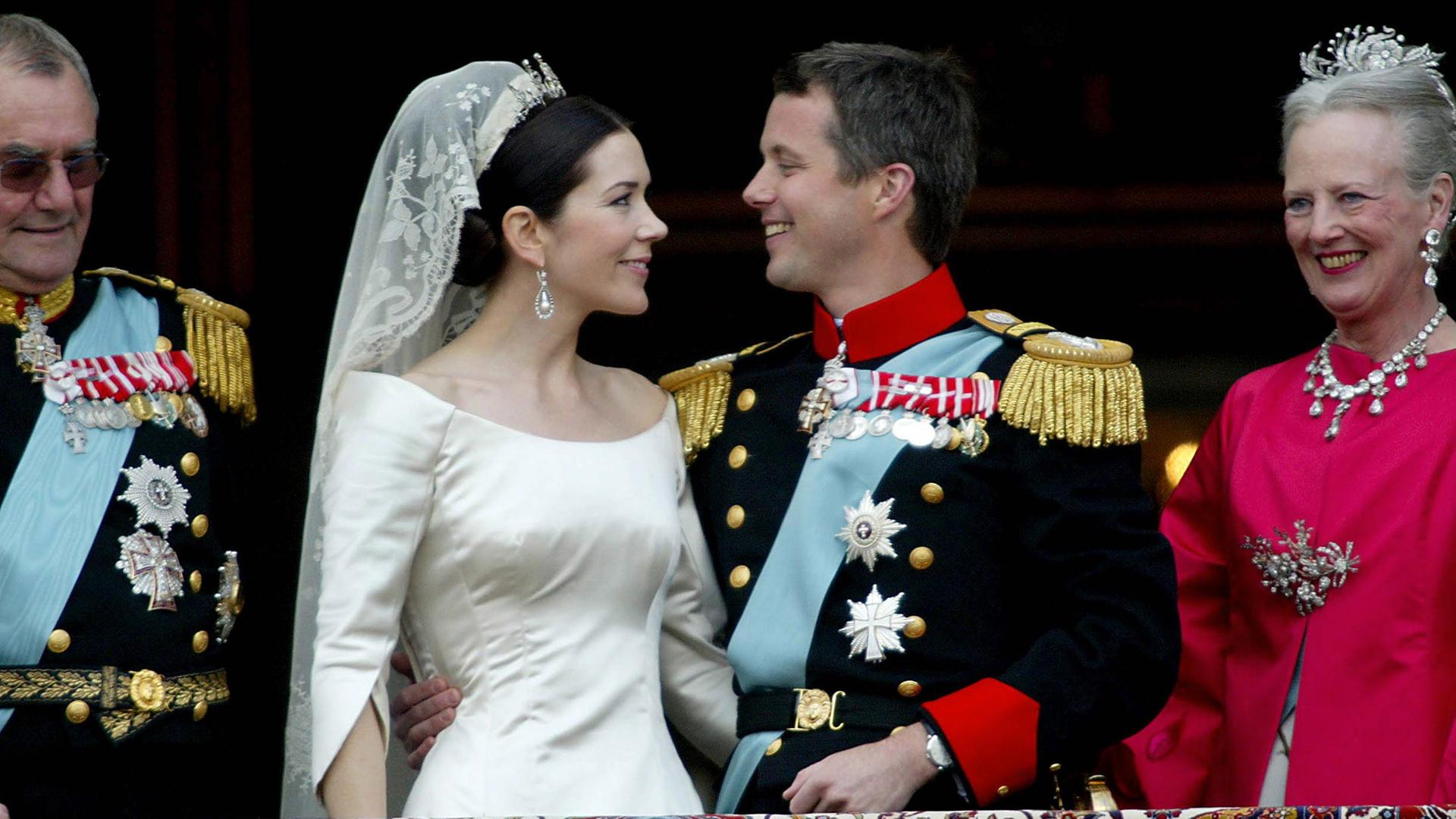 Kronprinz Frederik von Dänemark schaut am 14. Mai 2004 auf dem Balkon des Amalianborg Palast liebevoll seine Braut, Kronprinzessin Mary, an. 