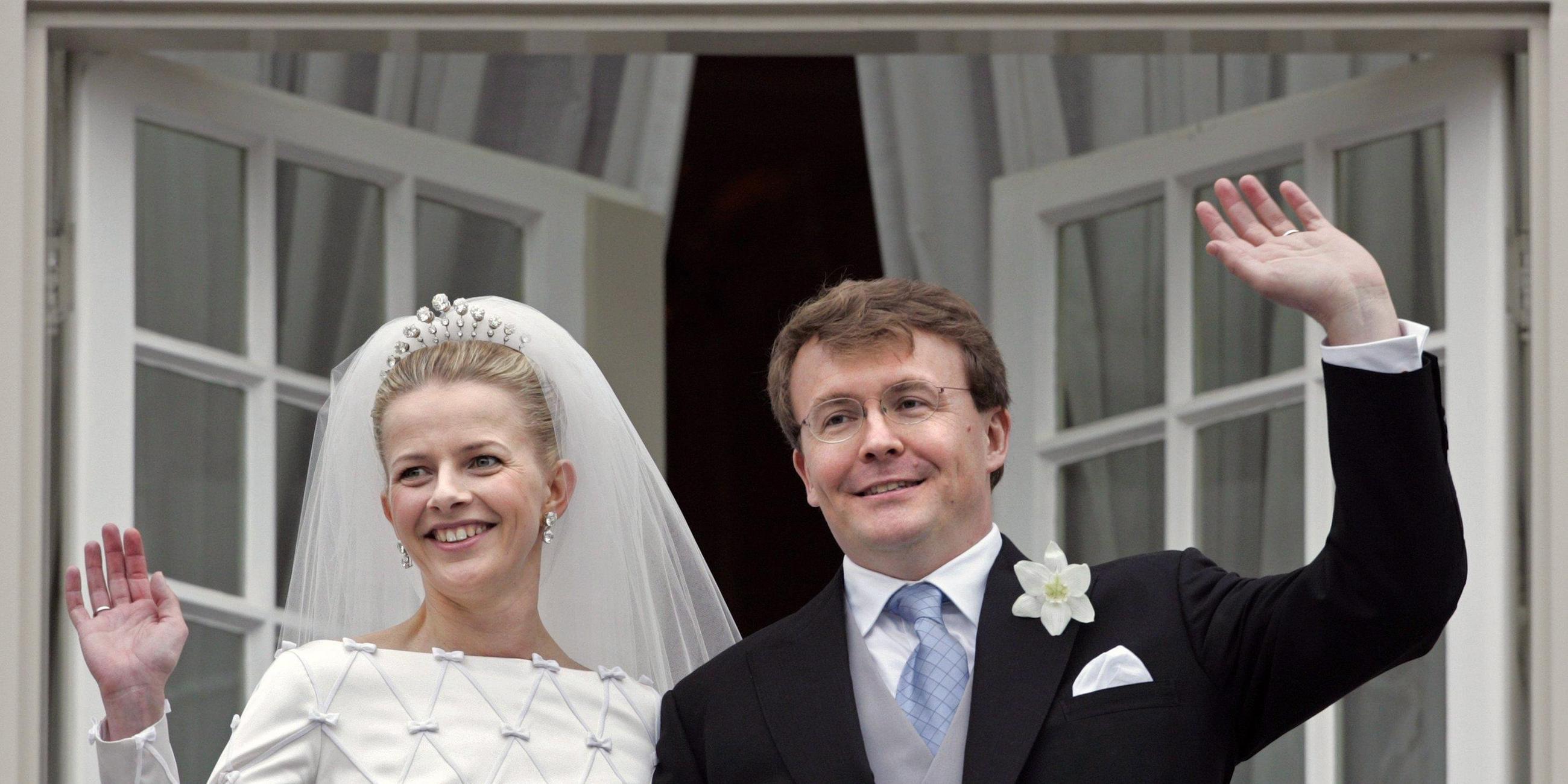 Prinzessin Mabel und Prinz Johan Friso (r.) winken am 24. April 2004 den Gästen vom Balkon des Noordeinde Palace zu.