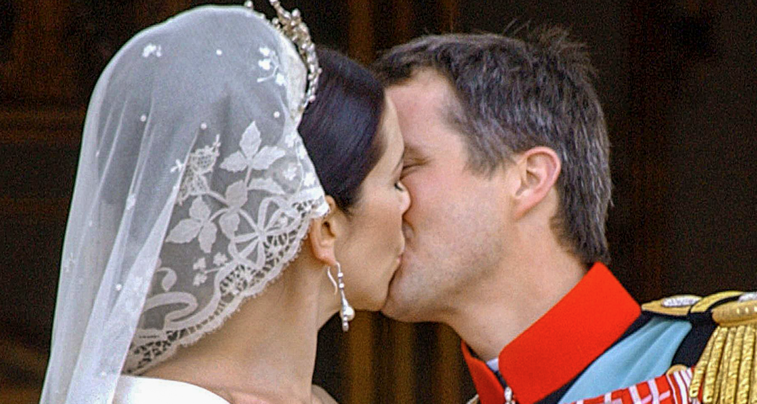 Brautpaar küsst sich 