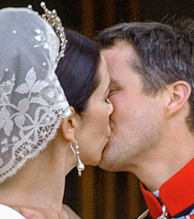 Brautpaar küsst sich 