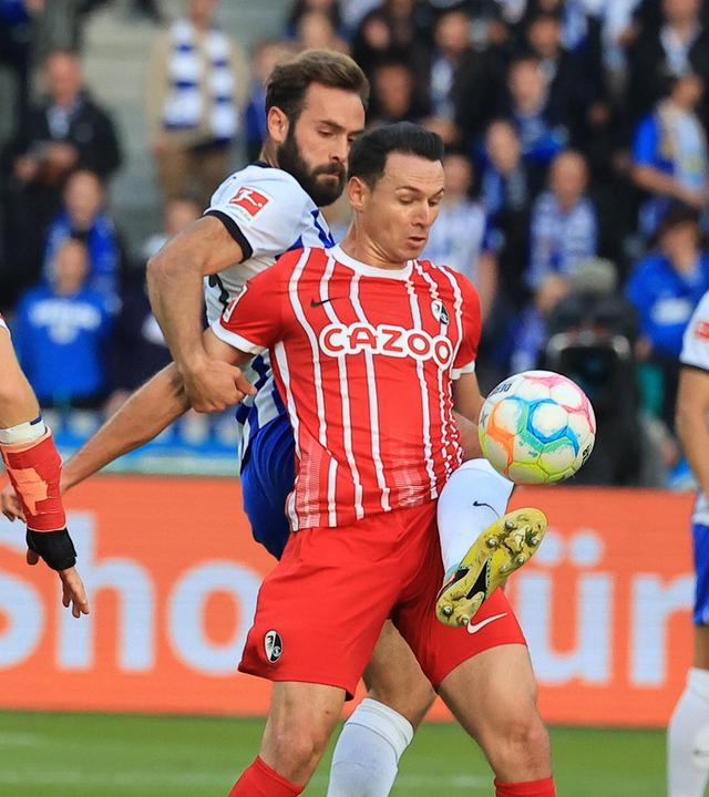 09.10.2022: Berlin: Nicolas Höfler (SC Freiburg) und Lucas Tousart (Hertha BSC)