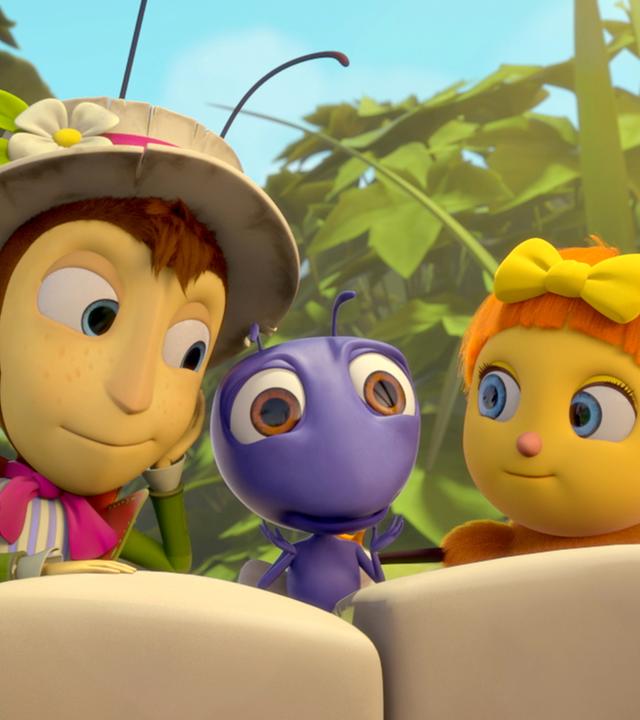 Gregor Grille (links) und Josefine (rechts) reden Anna Ameise (Mitte) gut zu.