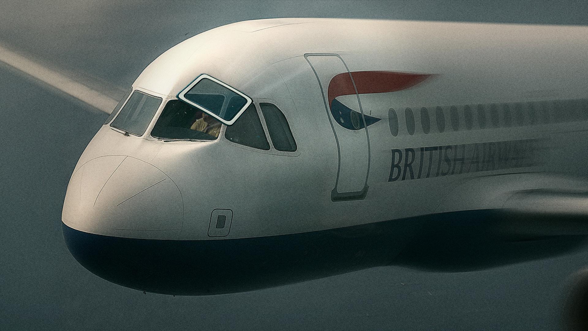 Eine Frontscheibe eines Flugzeugs fliegt aus ihrer Verankerung, während das Flugzeug weiter durch die Luft rast.