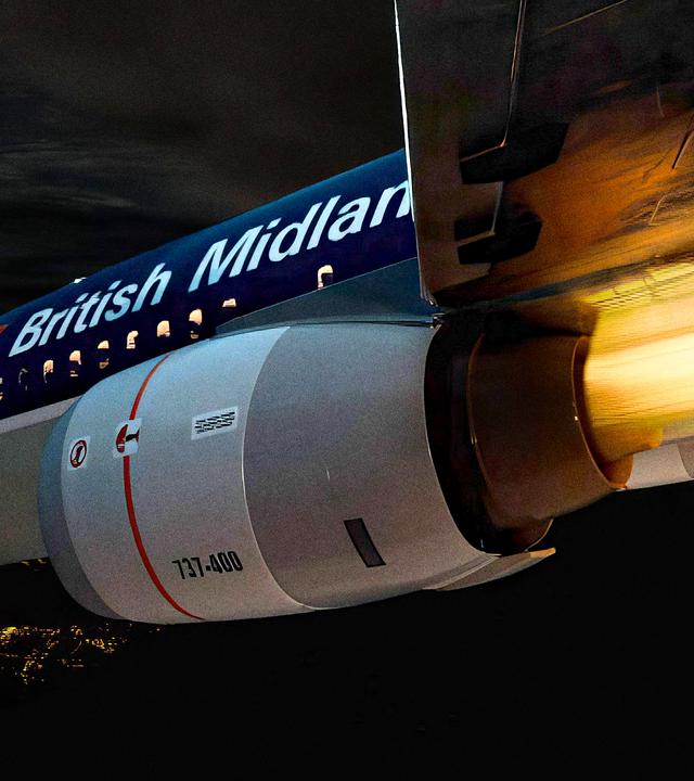 Ein Flugzeug fliegt schnell auf den Boden zu, aus dem linken Triebwerk schießen Flammen