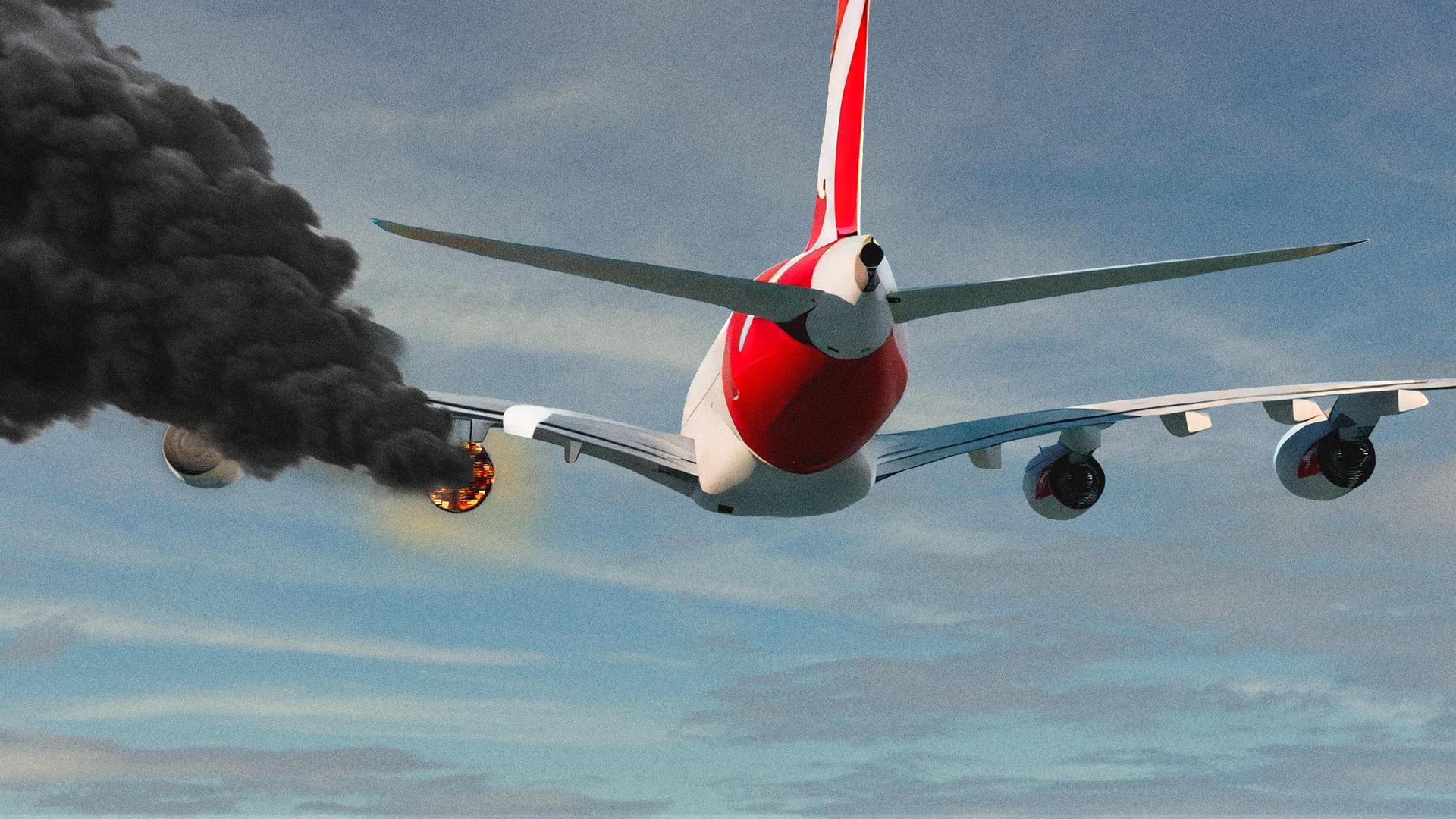 Ein Flugzeug im Flug von hinten zu sehen, eins der linken Triebwerke steht in Flammen und raucht stark